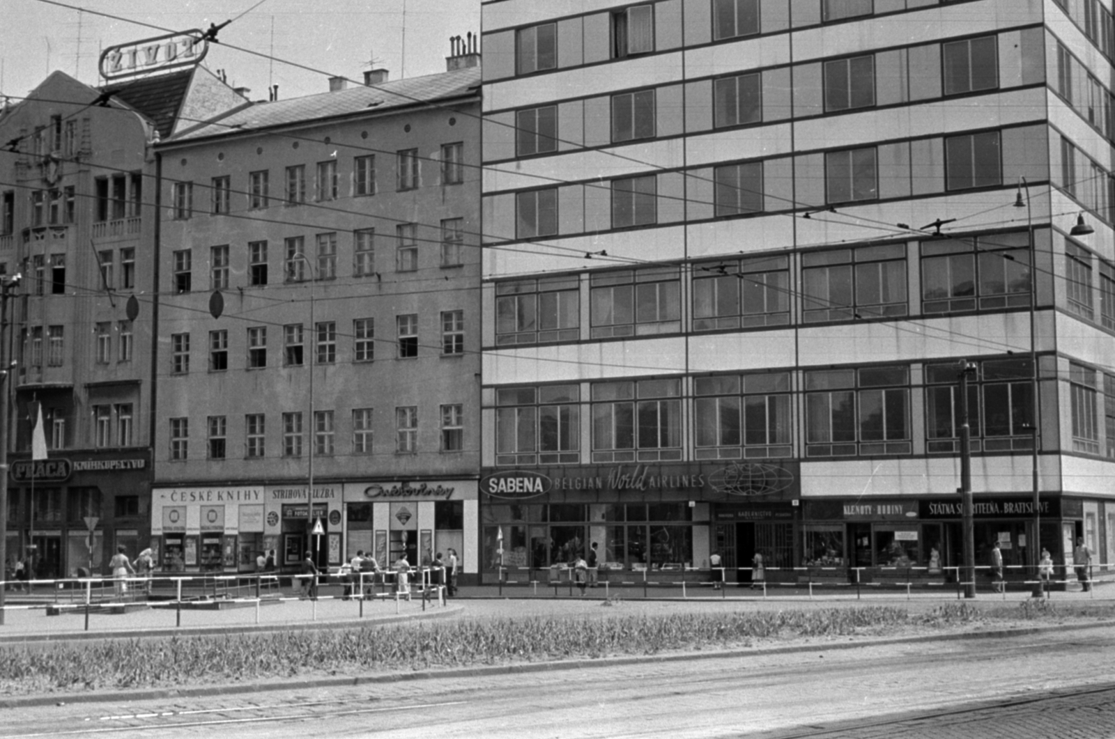 Szlovákia, Pozsony, Szlovák Nemzeti Felkelés tere (Námestie SNP), jobbra a Városi Takarékpénztár (Mestská sporiteľňa) épülete., 1963, Dömölky Etelka, Fortepan #184000