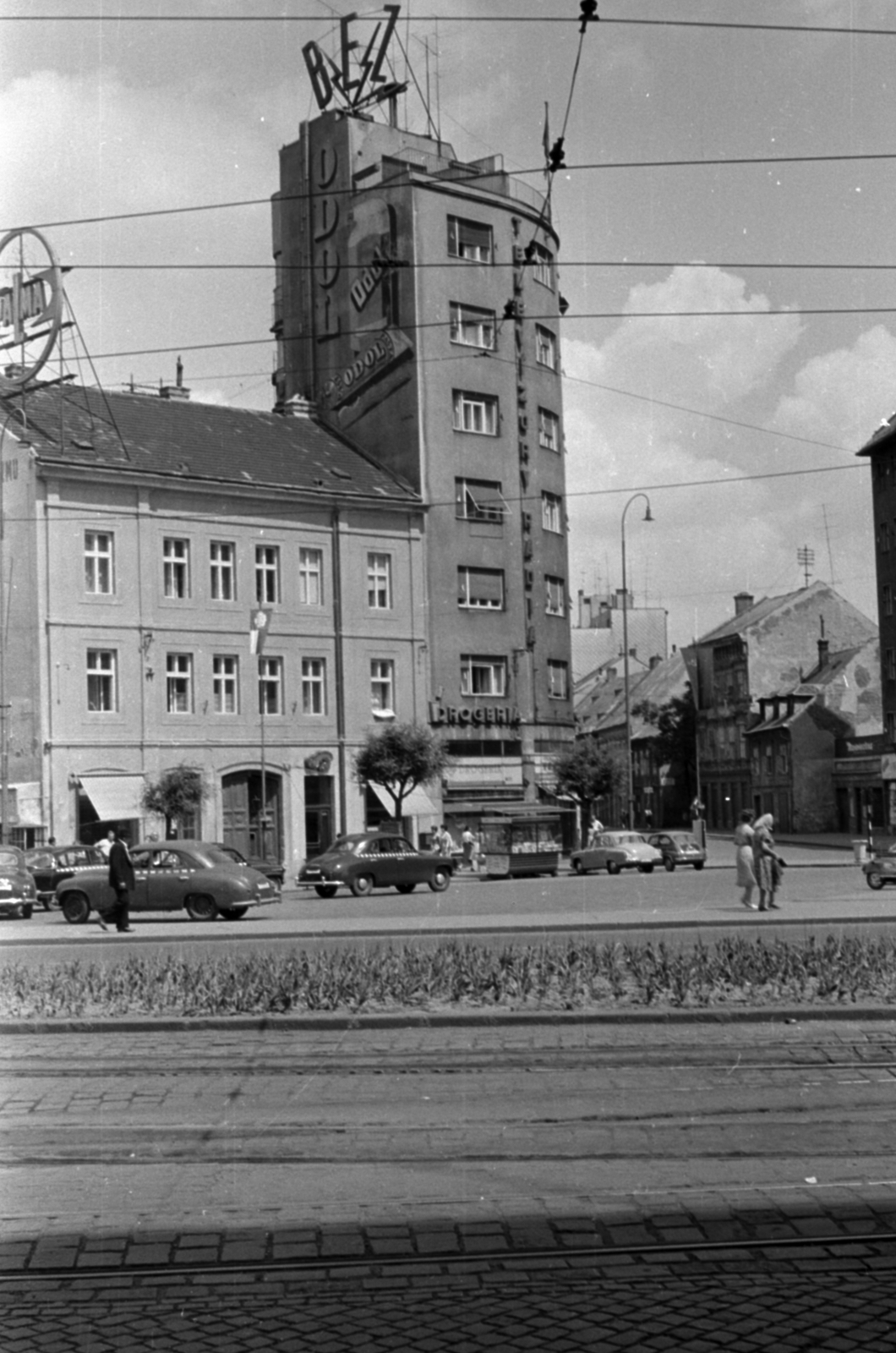 Szlovákia, Pozsony, Dunajska (Duna) utca a Štúrova (Baross Gábor) utcáról nézve., 1963, Dömölky Etelka, Fortepan #184001