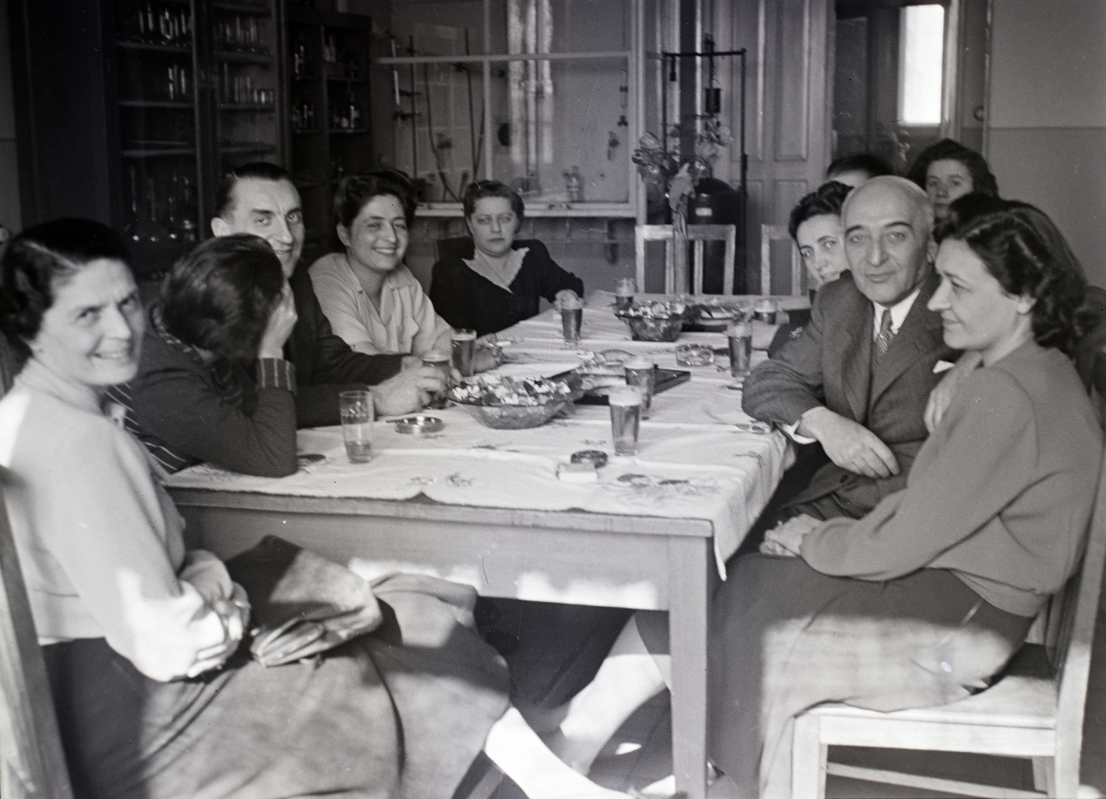 1936, Ferencz Zoltán Zénó, beer, laboratory, table society, Fortepan #184013