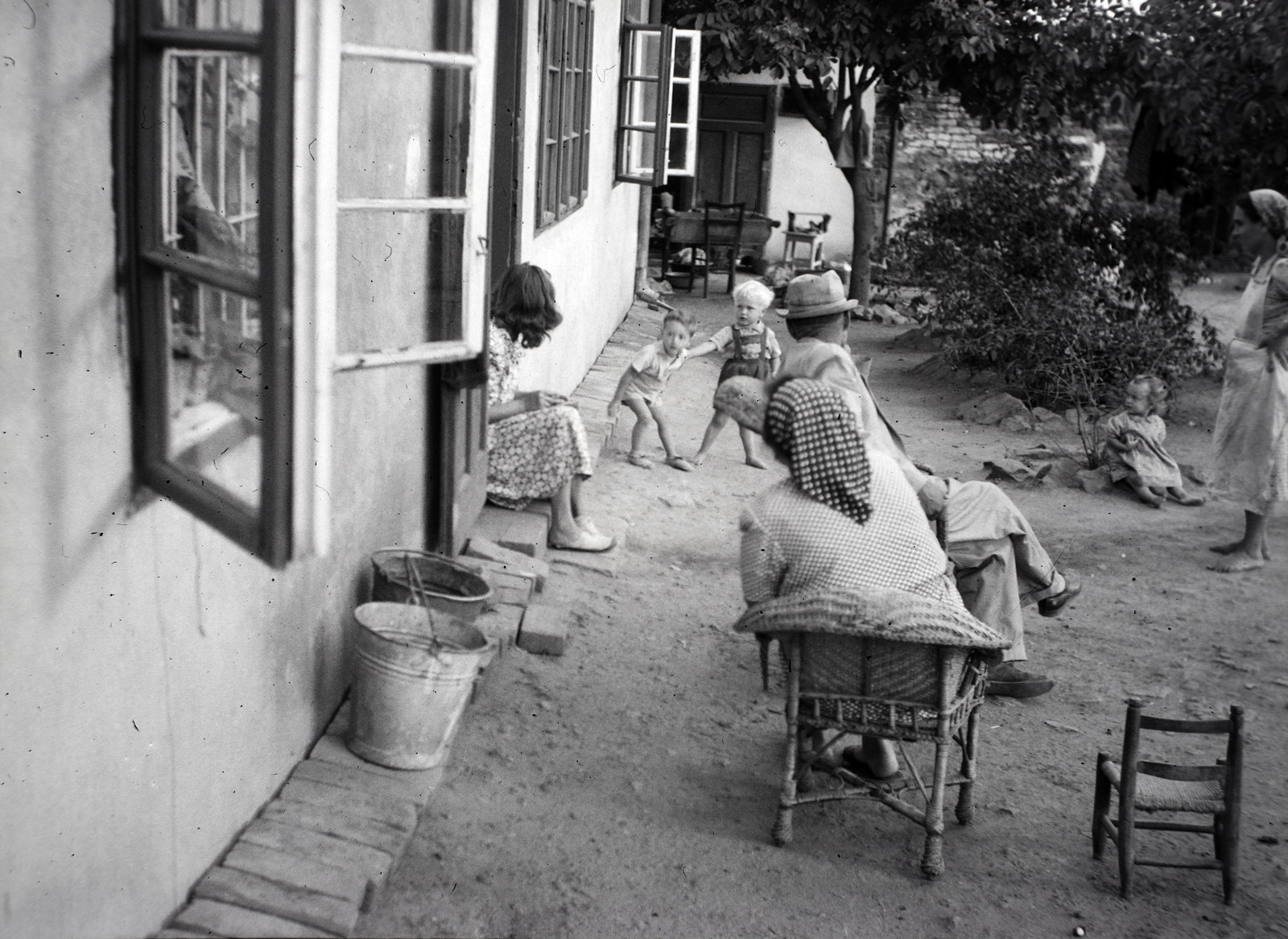 1936, Ferencz Zoltán Zénó, poverty, poverty, sitting on stairs, kid's chair, Fortepan #184029