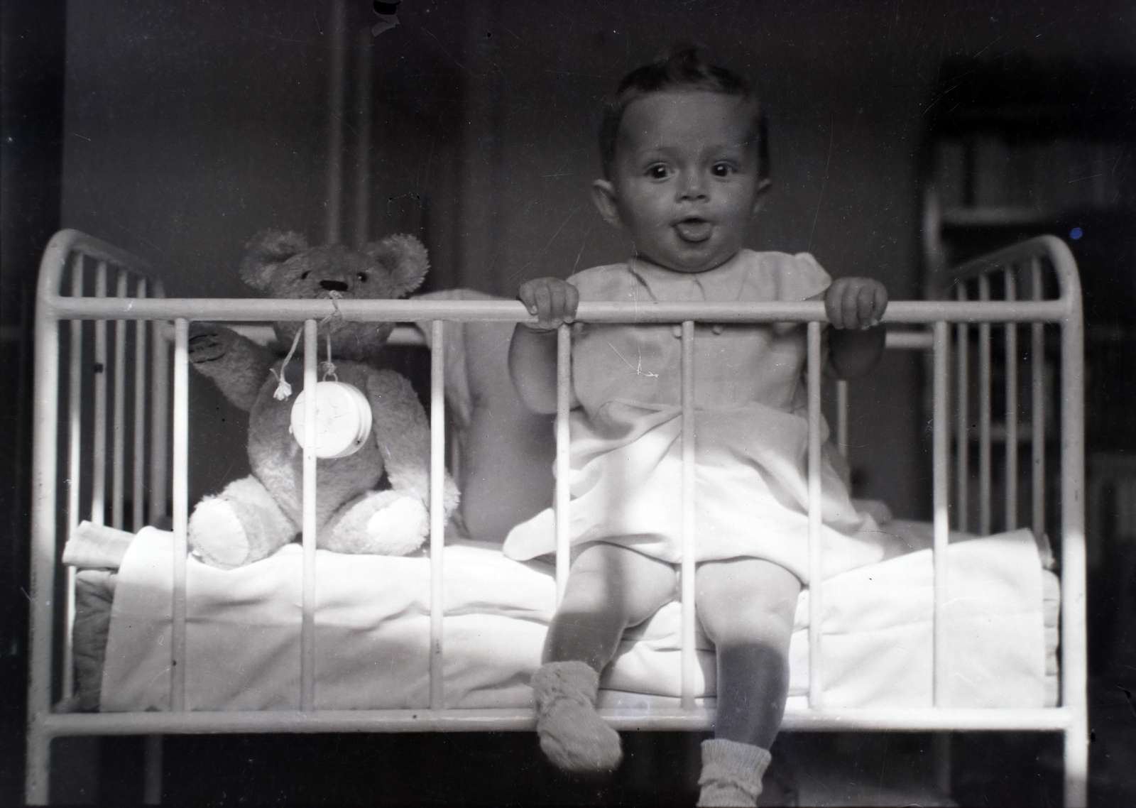 1939, Ferencz Zoltán Zénó, kid, sticking tongue out, kids beds, teddy bear, Fortepan #184040
