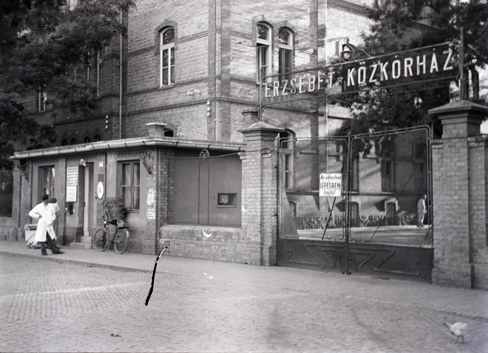 Magyarország, Hódmezővásárhely, Dr. Imre József (Kapitány) utca, Erzsébet Közkórház (később Erzsébet Kórház-Rendelőintézet)., 1941, Ferencz Zoltán Zénó, kerékpár, zománctábla, kapu, porta, Fortepan #184049