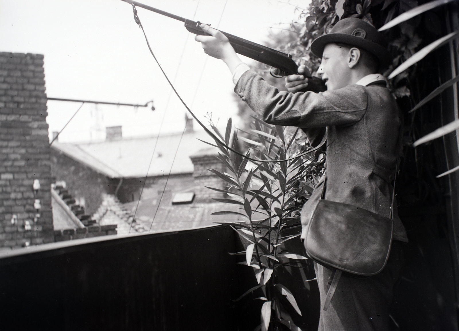 1941, Ferencz Zoltán Zénó, air gun, balcony, hunter, game bag, Fortepan #184055