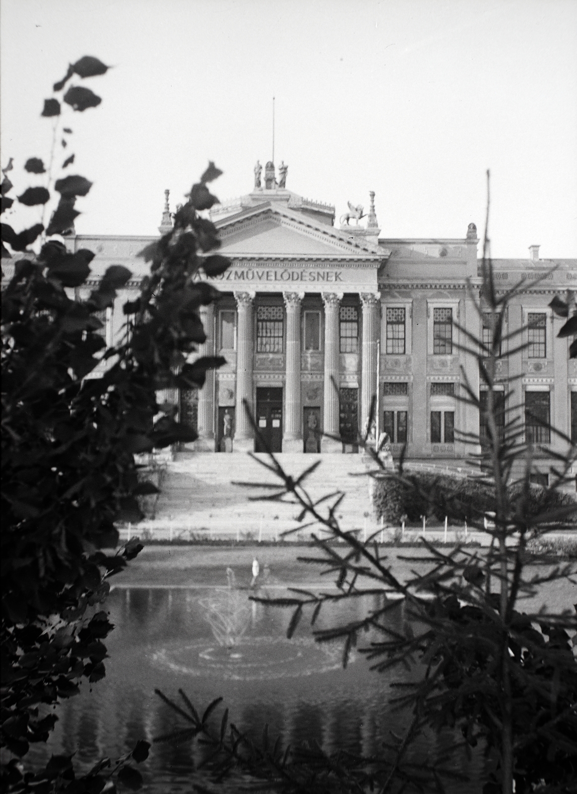 Hungary, Szeged, Móra Ferenc Múzeum., 1941, Ferencz Zoltán Zénó, pool, pediment, colonnade, Fortepan #184057