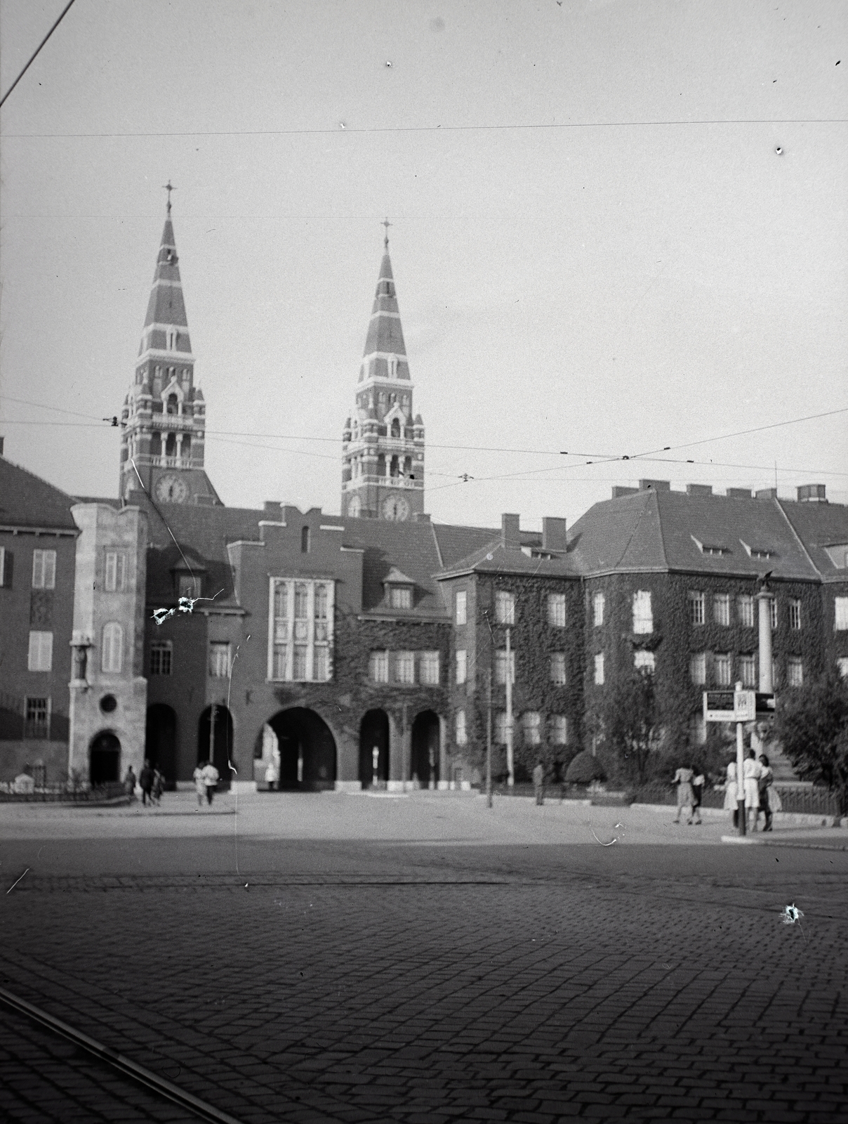 Hungary, Szeged, Aradi vértanúk tere (Gizella tér). Az egyetem épületei mögött a Fogadalmi templom tornyai., 1941, Ferencz Zoltán Zénó, Fortepan #184059