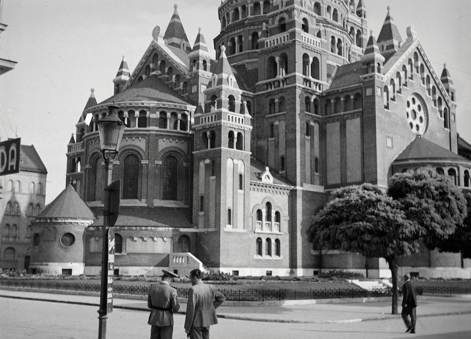 Hungary, Szeged, Dóm tér, Fogadalmi templom., 1941, Ferencz Zoltán Zénó, lamp post, candelabra, Fortepan #184060