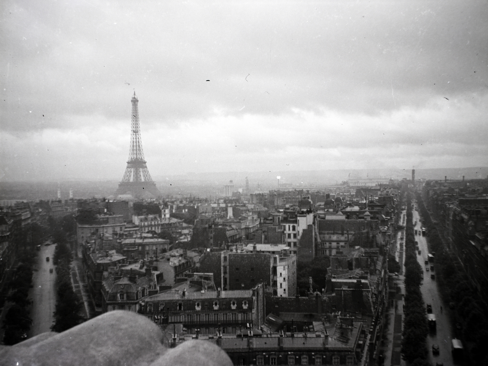 Franciaország, Párizs, kilátás a Diadalívről, szemben az Eiffel-torony, balra az Avenue Kléber, jobbra az Avenue d'Iéna., 1938, Ferencz Zoltán Zénó, sugárút, madártávlat, Fortepan #184066