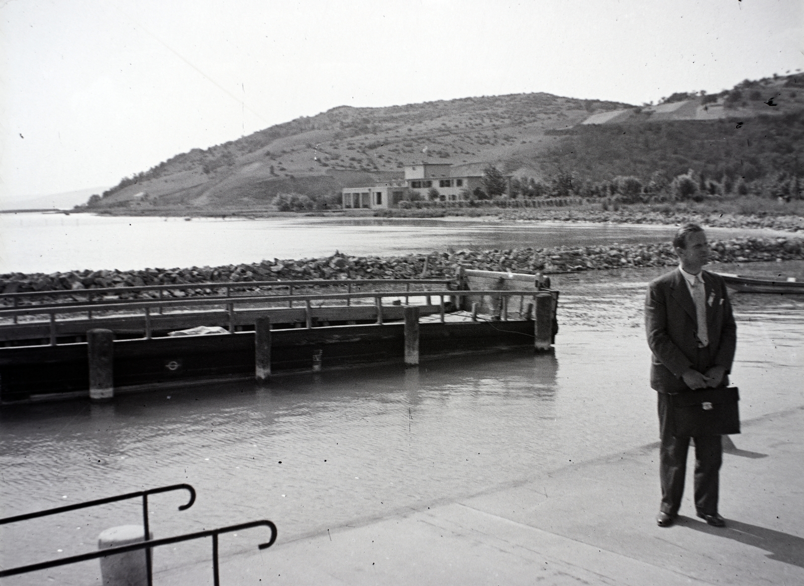 Hungary,Lake Balaton, Tihany, Rév, kompkikötő., 1940, Ferencz Zoltán Zénó, hold in arms, briefcase, Fortepan #184105
