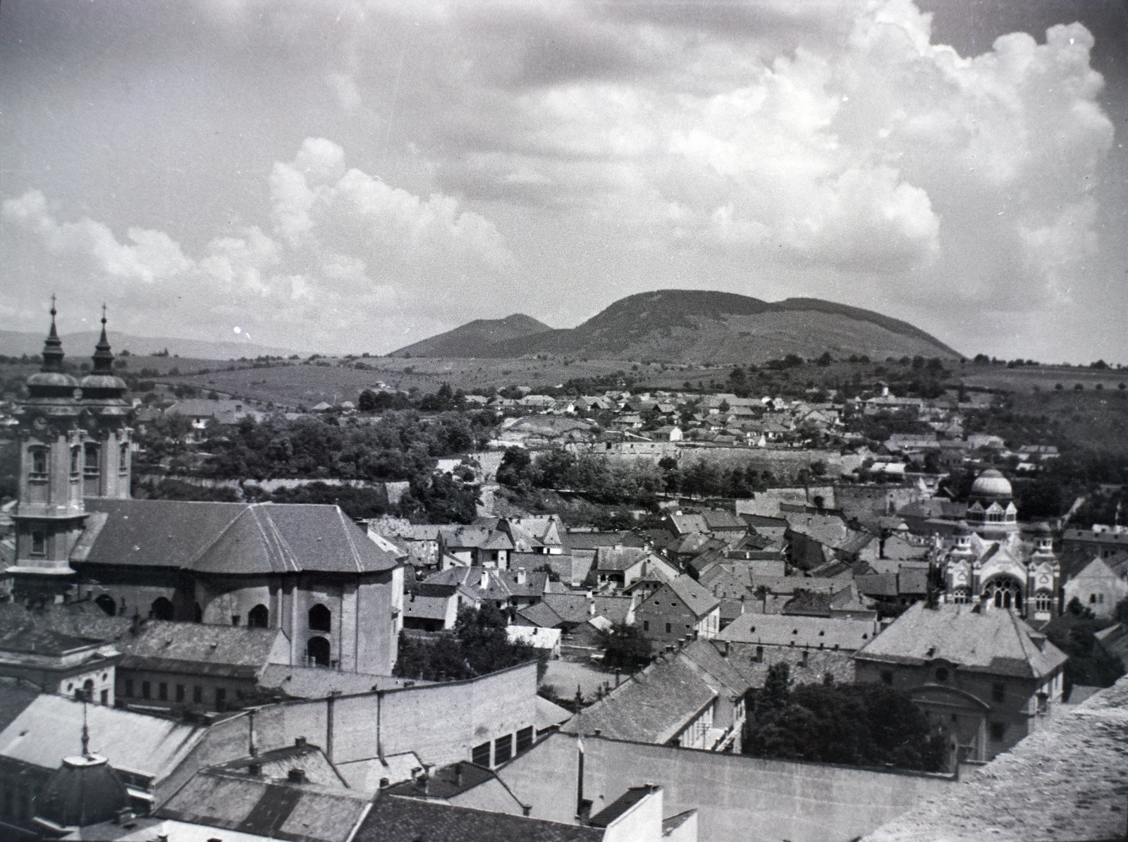 Hungary, Eger, kilátás a Líceum teraszáról. Balra a Minorita templom, szemben a vár, jobbra a zsinagóga., 1940, Ferencz Zoltán Zénó, mountain, bird's eye view, Fortepan #184111