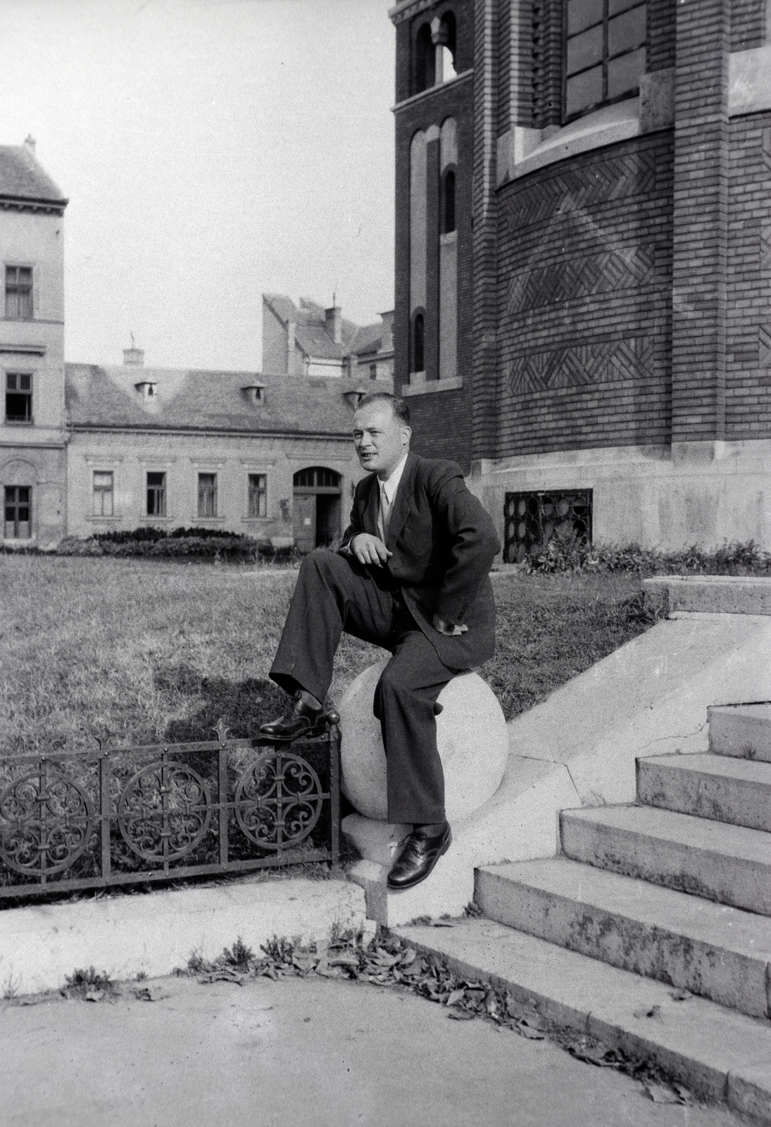 Magyarország, Szeged, Dóm tér, a felvétel a Fogadalmi templom előtt készült., 1943, Ferencz Zoltán Zénó, támaszkodás, ül, férfi, Fortepan #184130