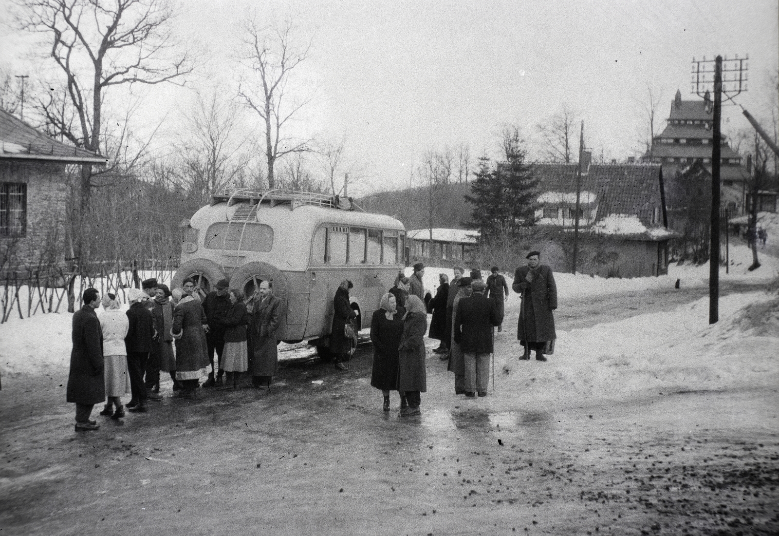Hungary, Mátraháza, SZOT üdülő (később Pagoda Pihenő Panzió)., 1950, Ferencz Zoltán Zénó, winter, bus, resort, passenger, Fortepan #184131