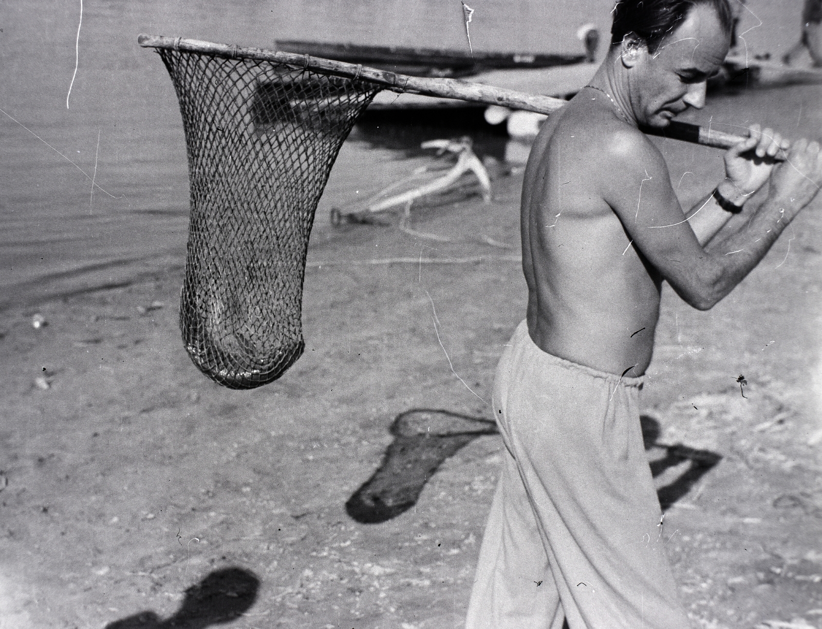 Hungary, Budapest IV., Duna-part az Üdülő sornál., 1950, Ferencz Zoltán Zénó, Budapest, man, half-naked, shadow, landing net, shore, fishing, Fortepan #184132
