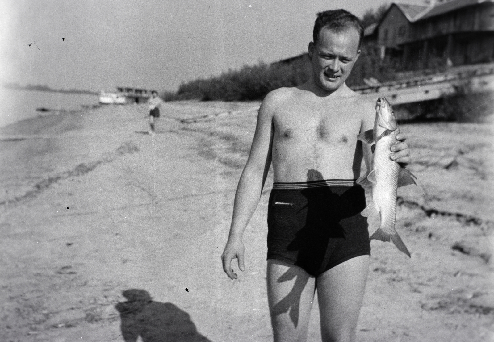 Hungary, Budapest IV., Duna-part az Üdülő sornál., 1950, Ferencz Zoltán Zénó, Budapest, shore, man, hold in arms, half-naked, fish, fishing, Fortepan #184133