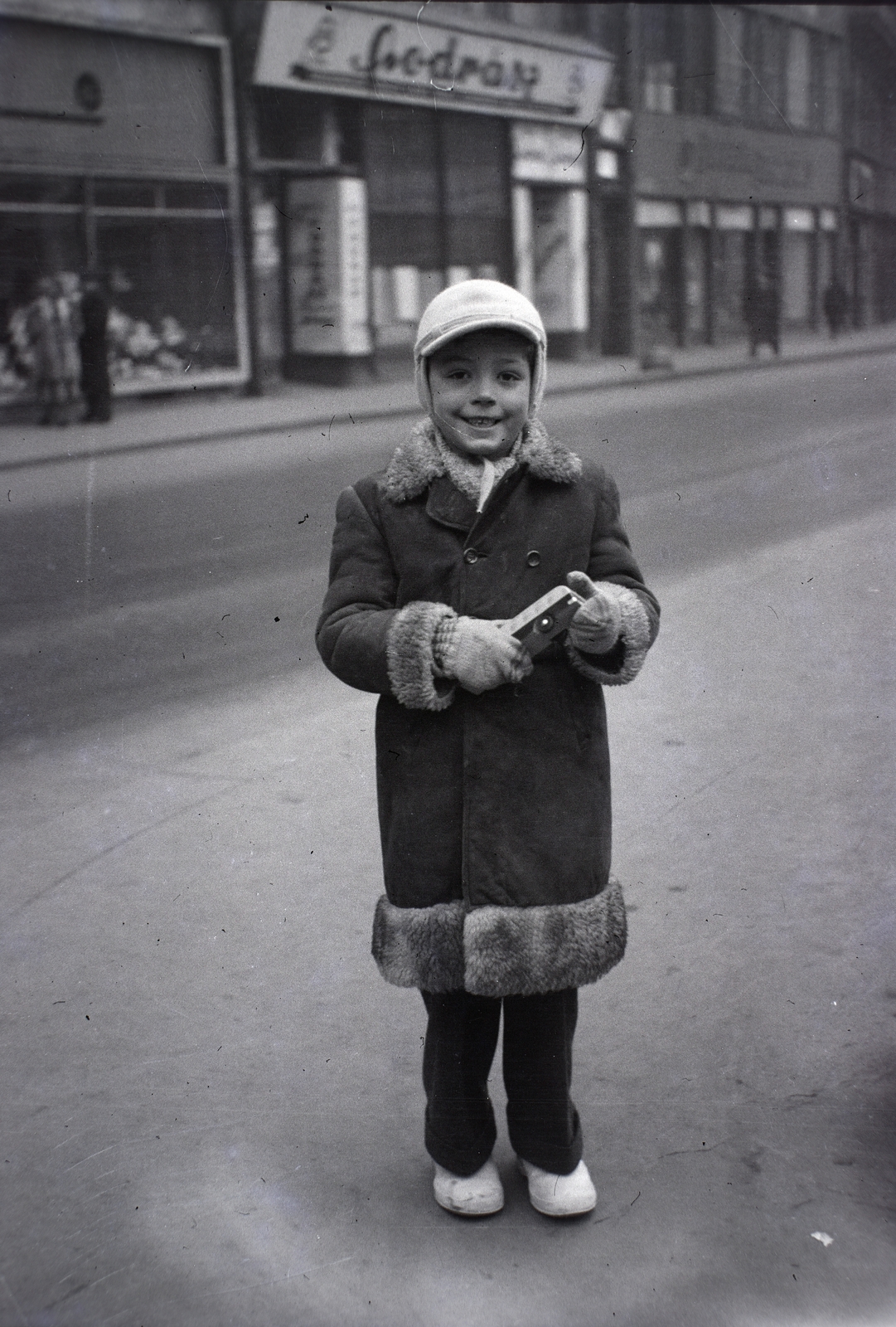 Hungary, Budapest V., Szervita (Martinelli) tér, a háttérben középen a 3. számú ház., 1954, Ferencz Zoltán Zénó, Budapest, kid, store display, cap, winter coat, Fortepan #184135