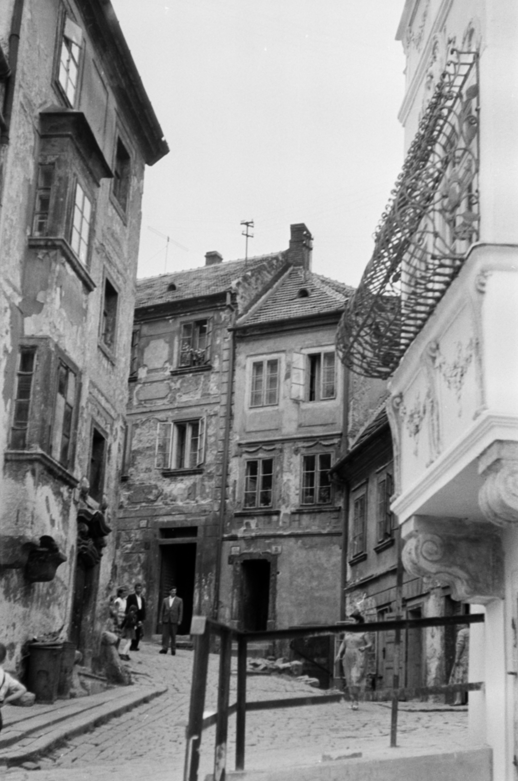 Slovakia, Bratislava, szemben a Beblavého ulica, jobbra a Mikulášska ulica torkolata és előtte az un. Jó Pásztor háza., 1959, Ferencz Zoltán Zénó, street view, window bars, Fortepan #184155