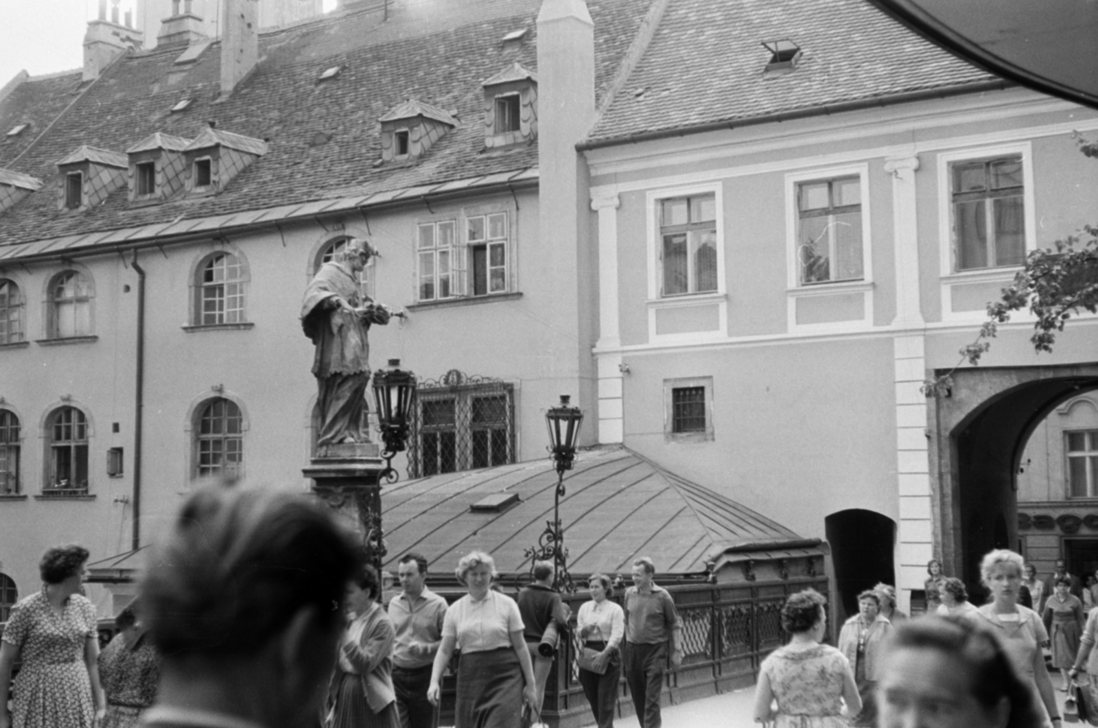 Slovakia, Bratislava, Nepomuki Szent János szobra a Hurbanovo námestie (Nagy Lajos tér) felől a Mihály-kapu felé vezető kis hídon., 1959, Ferencz Zoltán Zénó, pedestrian, Fortepan #184160