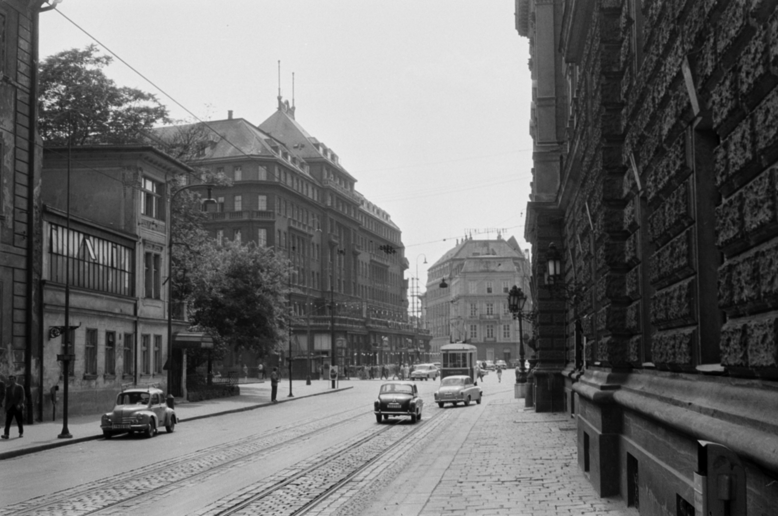 Slovakia, Bratislava, Jesenského ulica a Hviezdoslavovo námestie felé nézve. Balra a Carlton Hotel, szemben az Amerikai Egyesült Államok nagykövetsége., 1959, Ferencz Zoltán Zénó, Czechoslovakia, street view, Fortepan #184162