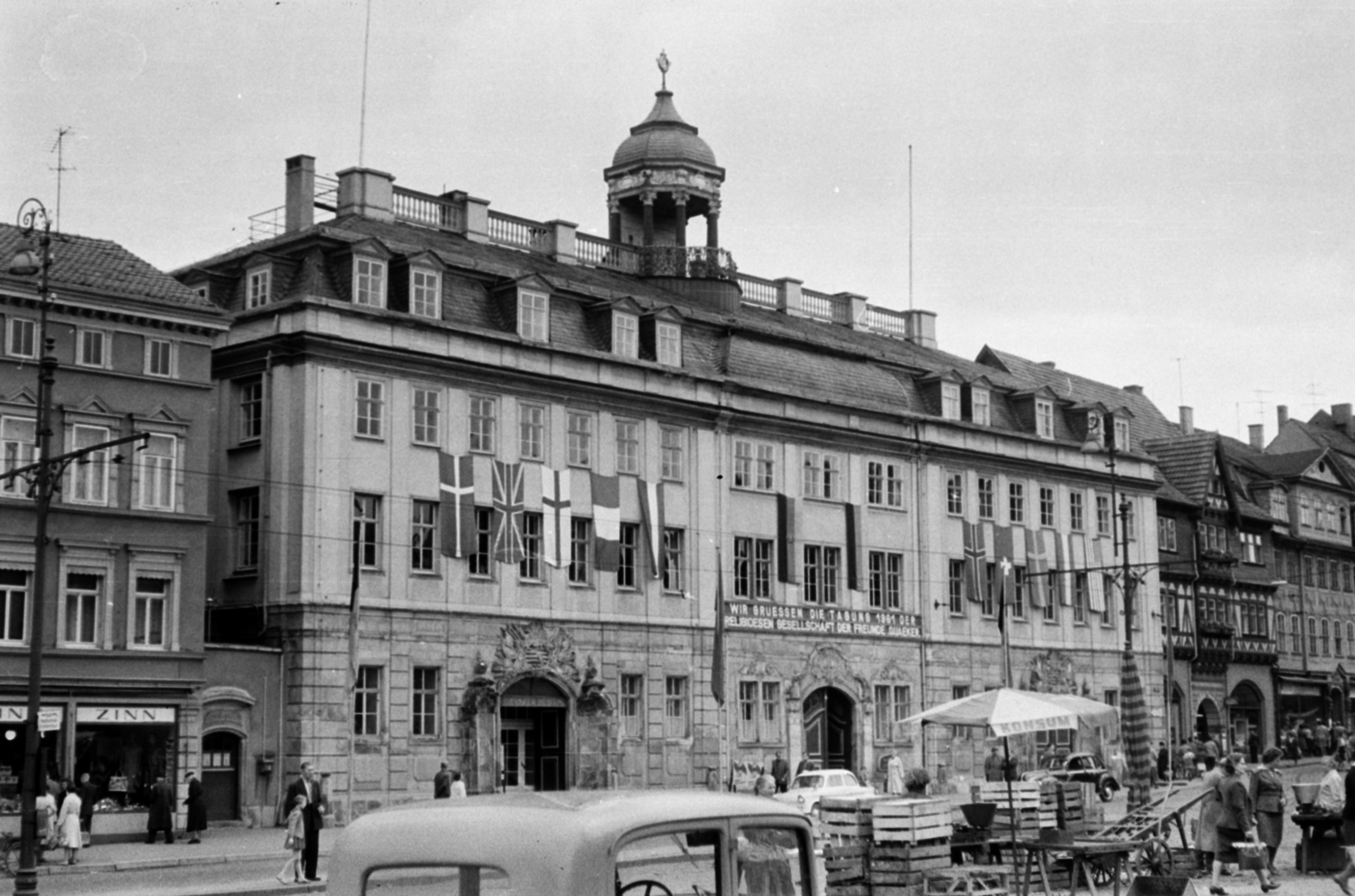 Németország, Eisenach, Markt, Városi Kastély (Stadtschloss)., 1962, Ferencz Zoltán Zénó, zászló, napernyő, rekesz, láda, középület, Fortepan #184181