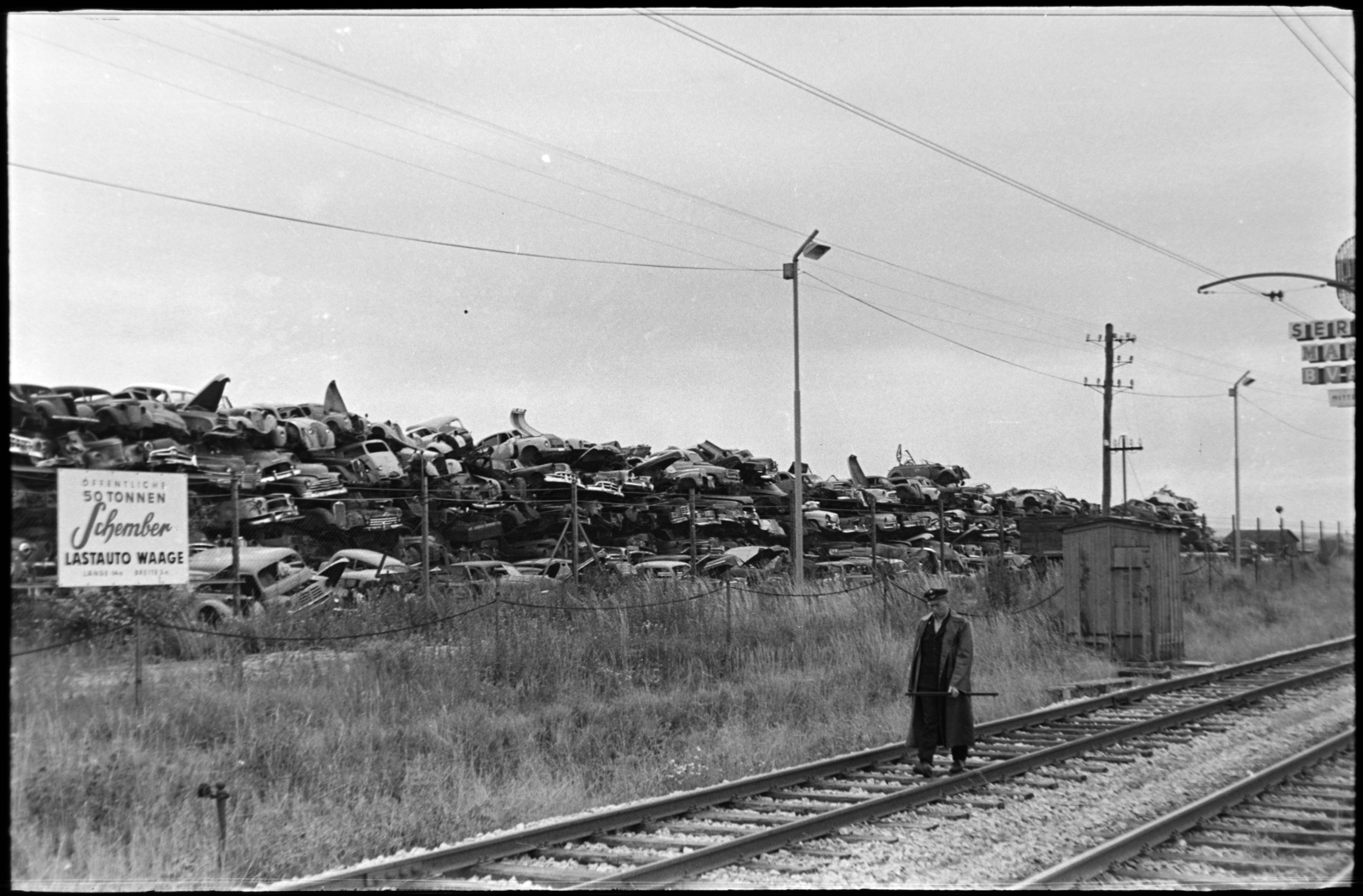 Ausztria, Vösendorf, Triester Strasse, előtérben a Wiener Lokalbahn (vasút-villamos) pályája., 1960, Ferencz Zoltán Zénó, járműroncs, sínpálya, Fortepan #184192