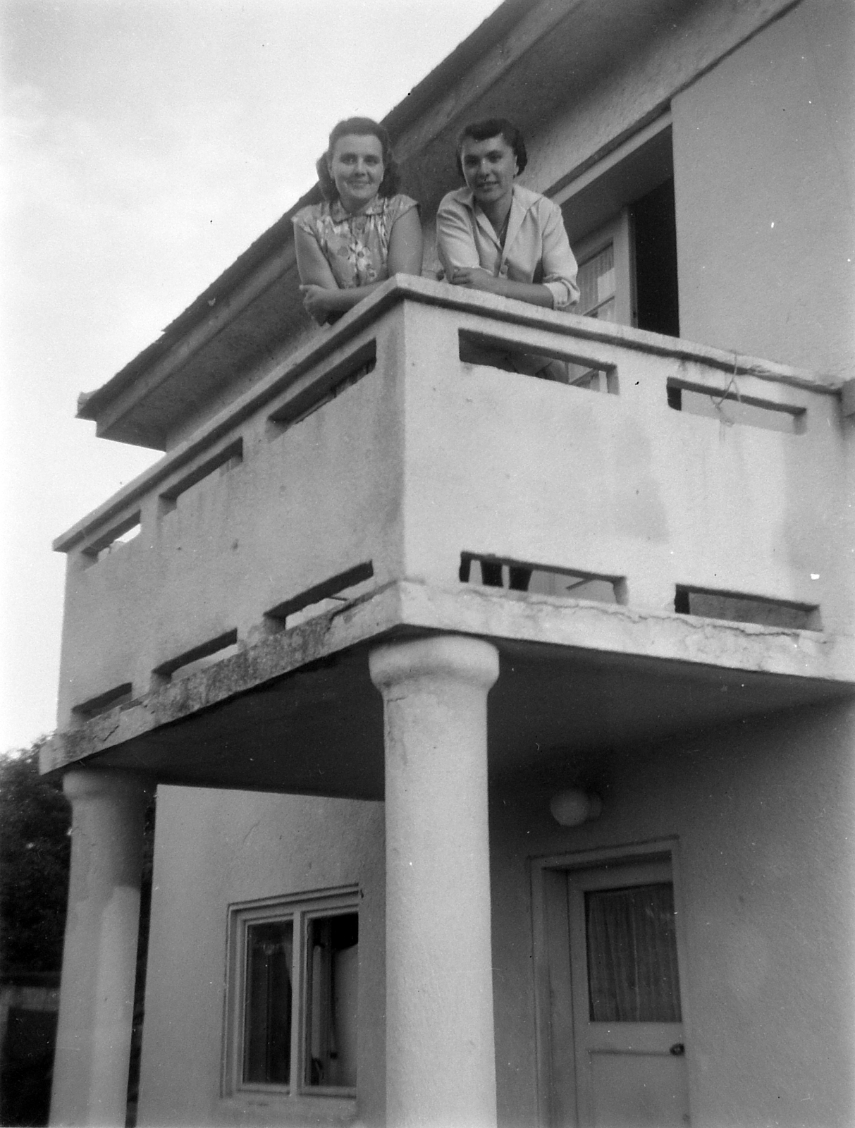 1940, Fortepan, balcony, double portrait, lady, summer dresses, prop up on elbows, Fortepan #1842