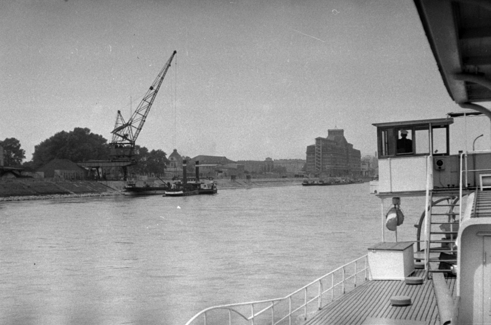 Ausztria, Bécs, a Felszabadulás gőzhajó a Dunán, a parton a Handelskai-n jobbra a magtár (később átépítve szálloda)., 1960, Ferencz Zoltán Zénó, daru, Fortepan #184200