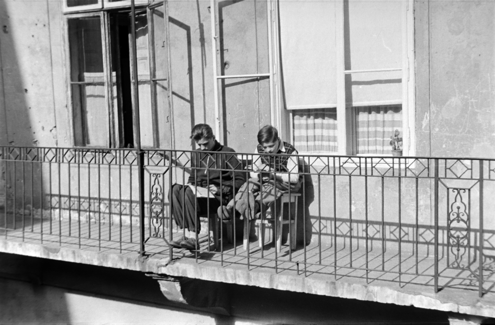 1960, Ferencz Zoltán Zénó, árnyék, olvasás, golyónyom, fiúk, körfolyosó, hokedli, ablak árnyékoló, korlát, gang, Fortepan #184204