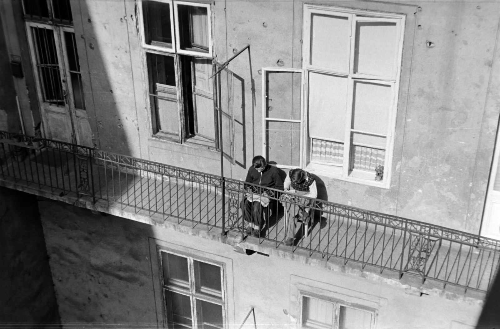 1960, Ferencz Zoltán Zénó, plan view, reading, bullet hole, boys, courtyard balcony, Fortepan #184205