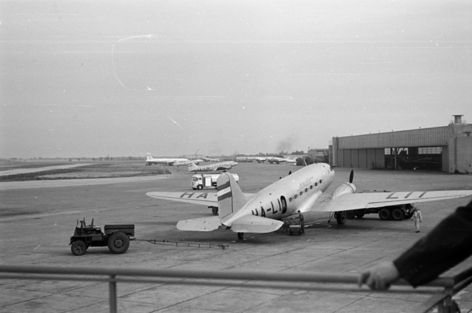 Hungary, Ferihegy (now - Ferenc Liszt) International Airport, Budapest XVIII., 1966, Ferencz Zoltán Zénó, Budapest, Fortepan #184221