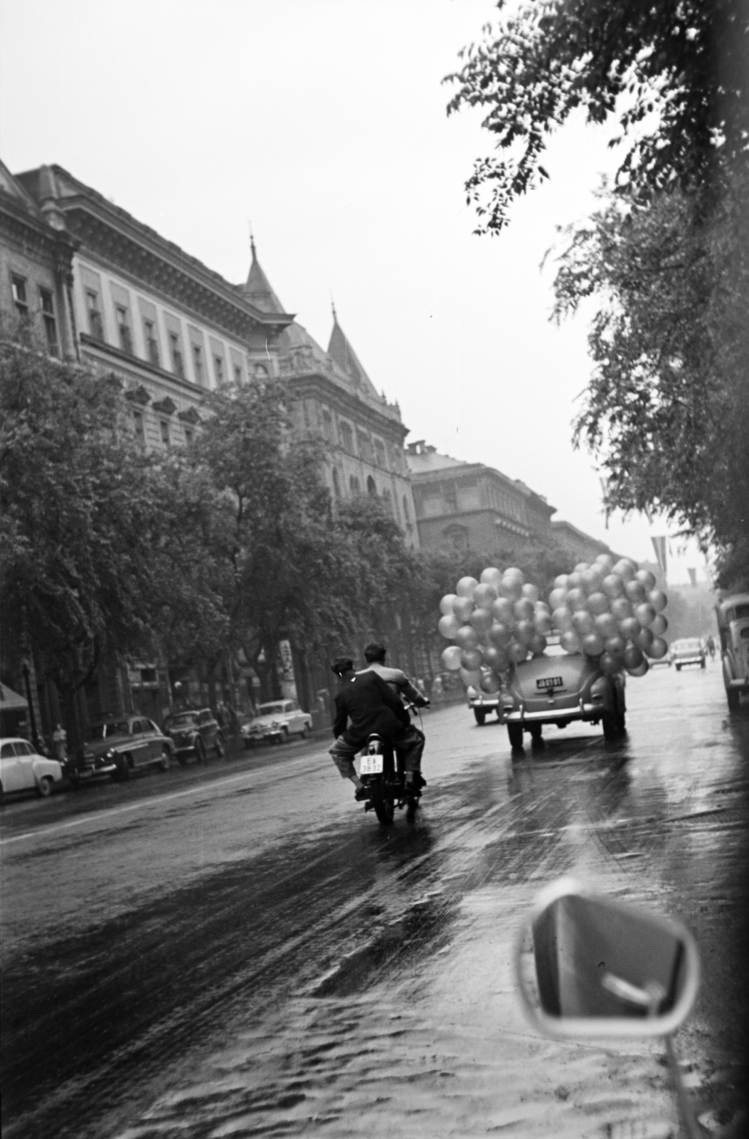 Hungary, Budapest VI., Andrássy út (Népköztársaság útja) a Bajcsy-Zsilinszky út felé nézve, balra középen a Drechsler-palota., 1966, Ferencz Zoltán Zénó, Budapest, Fortepan #184233