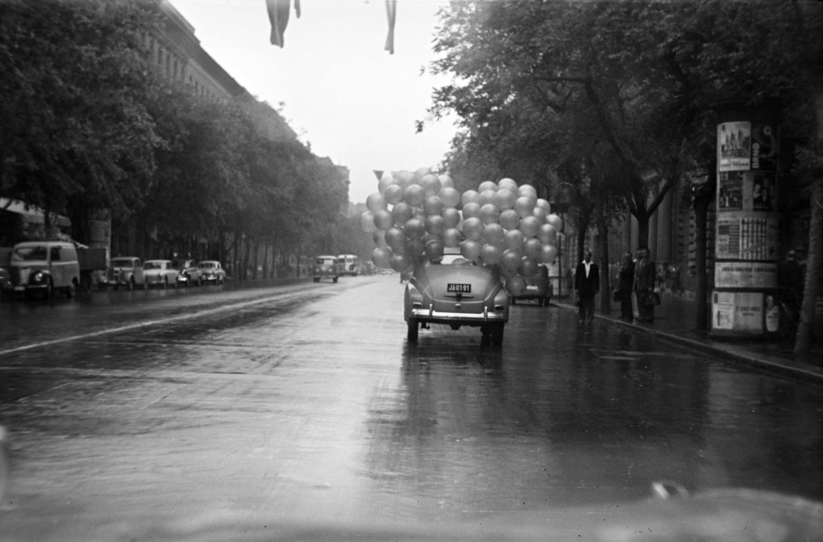 Hungary, Budapest VI., Andrássy út (Népköztársaság útja) a Bajcsy-Zsilinszky út felé nézve., 1966, Ferencz Zoltán Zénó, Budapest, baloon, wedding ceremony, fun, happiness, Fortepan #184234