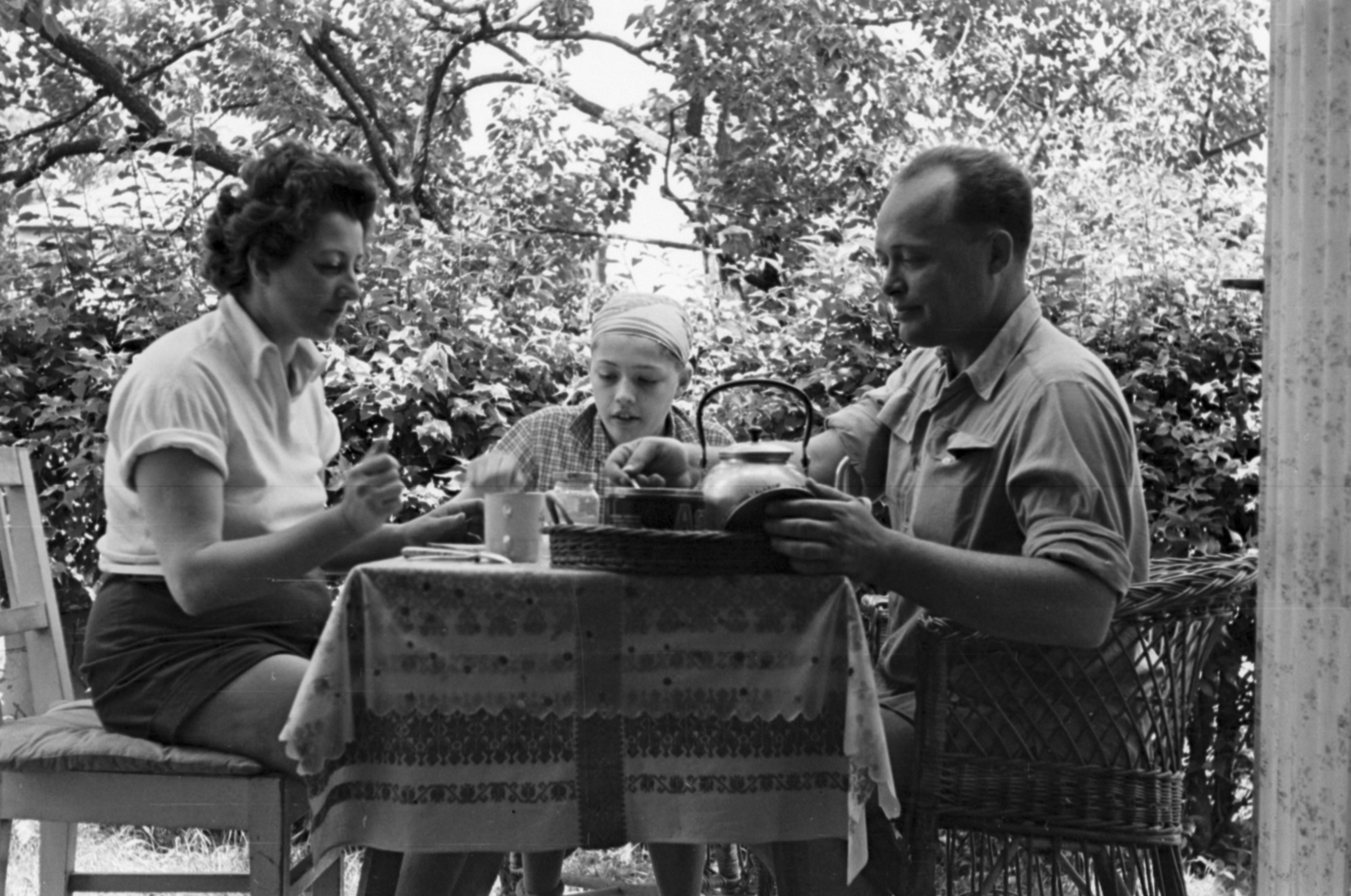 1960, Ferencz Zoltán Zénó, family, terrace, kettle, wicker chair, Fortepan #184235