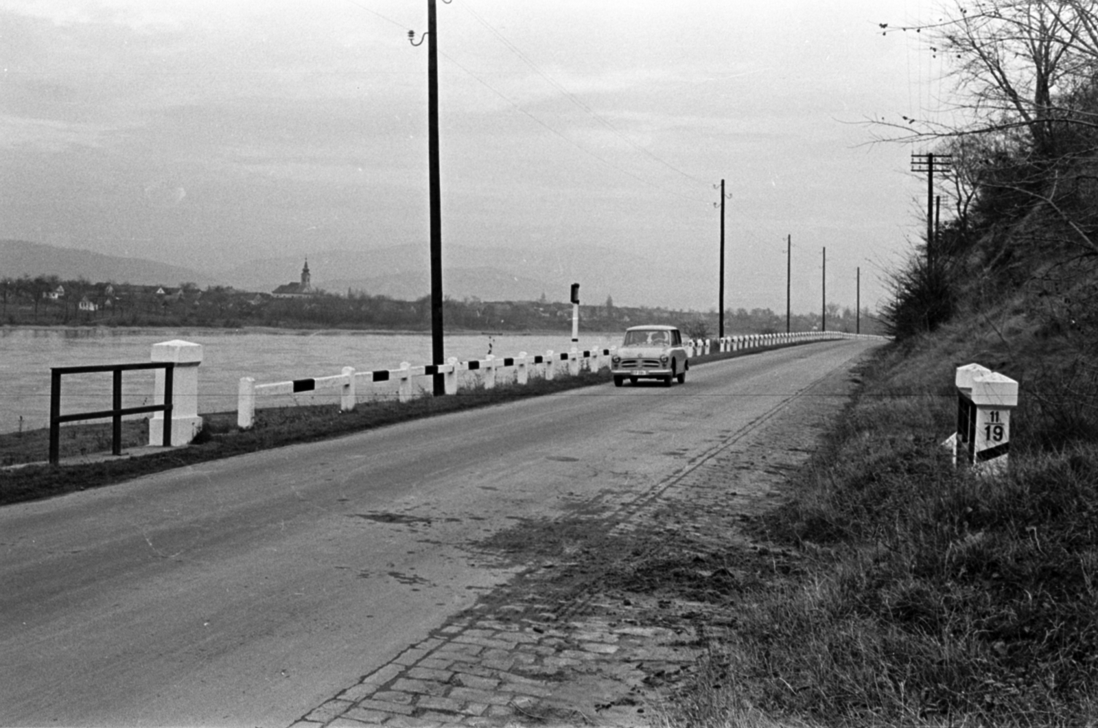 Hungary,Danube Bend, Visegrád, 11-es főút, szemben Kisoroszi., 1960, Ferencz Zoltán Zénó, road railings, Fortepan #184237