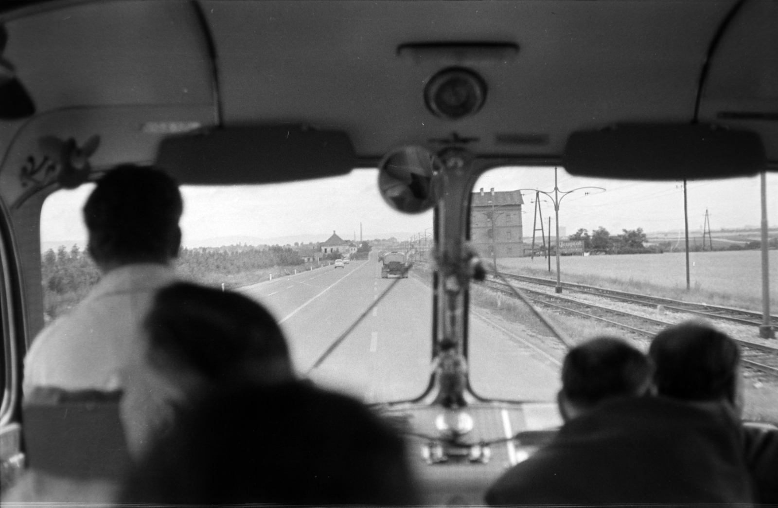 Austria, Vösendorf, a Triester Strasse Bécs irányába nézve. Jobbra a Wiener Lokalbahn (vasút-villamos) pályája., 1960, Ferencz Zoltán Zénó, vehicle interior, cabin, bus, Fortepan #184244