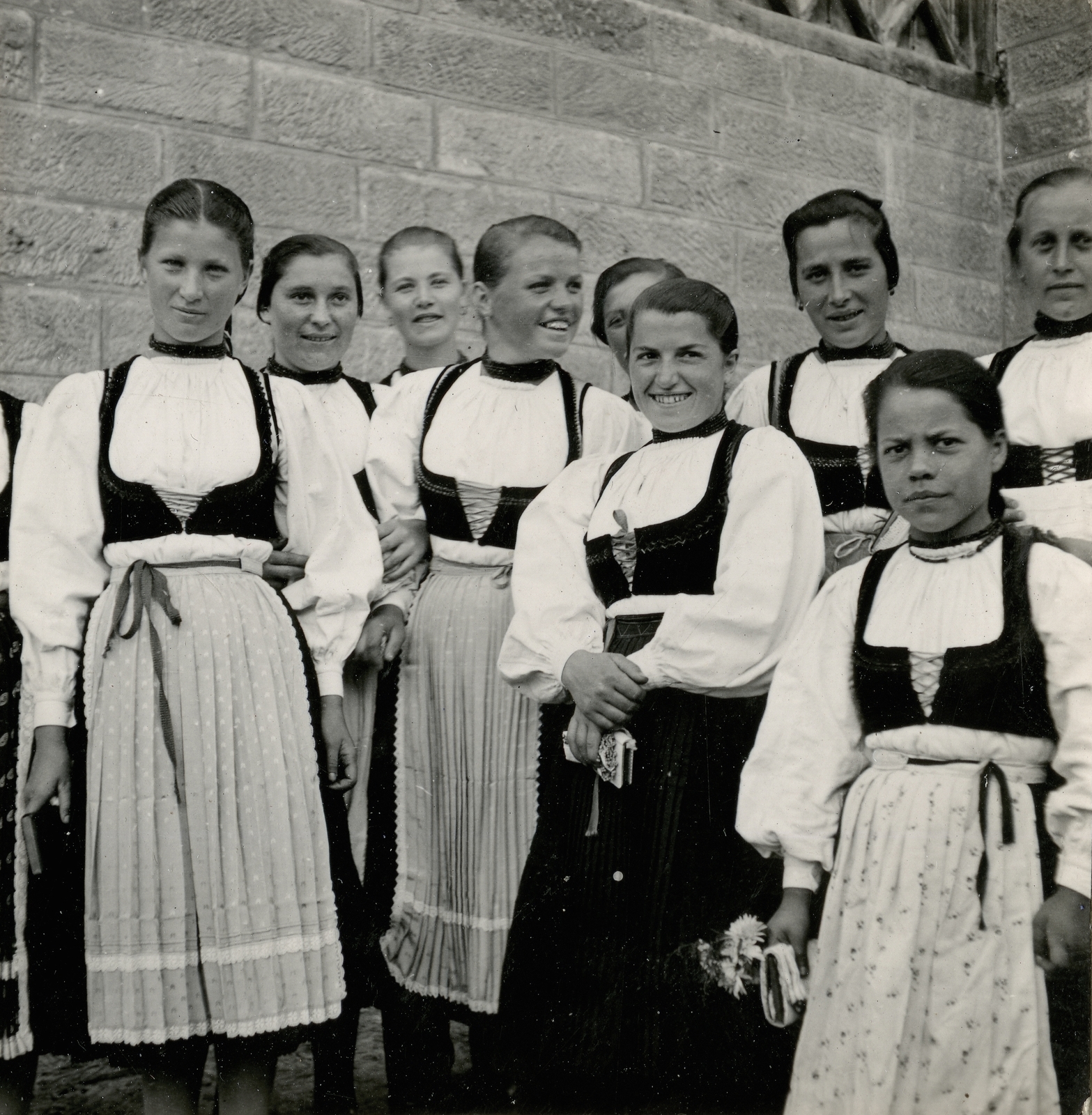 Romania,Transylvania, Lueta, a felvétel a Kisboldogasszony-templom előtti ház falánál készült.., 1940, Glázer Attila, folk costume, girls, Fortepan #184254