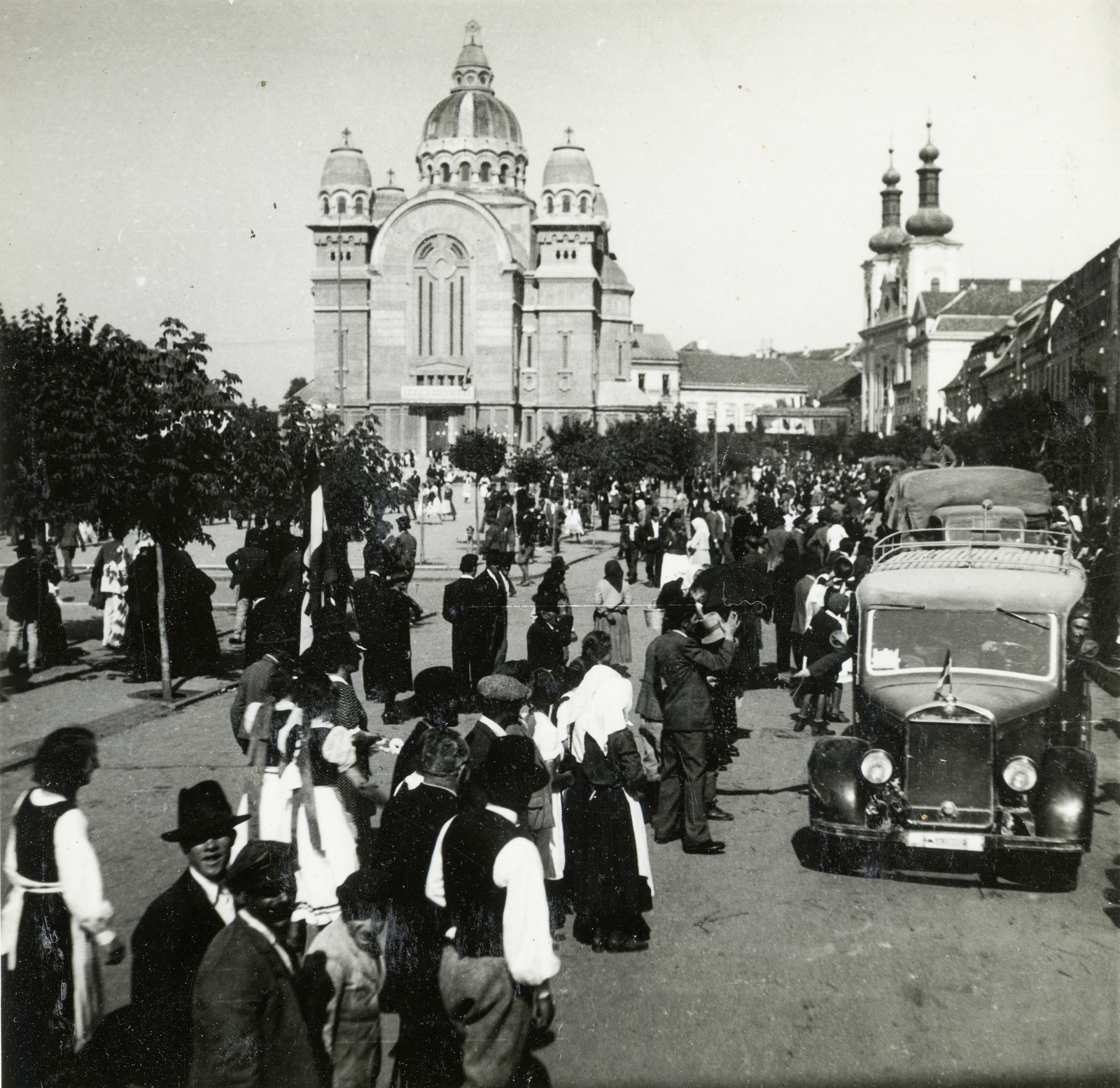 Romania,Transylvania, Târgu Mureș, Rózsák tere (Piata Trandafirilor, ekkor Széchenyi tér). Balra az Ortodox Székesegyház, jobbra a Keresztelő Szent János-templom., 1940, Glázer Attila, automobile, Fortepan #184258