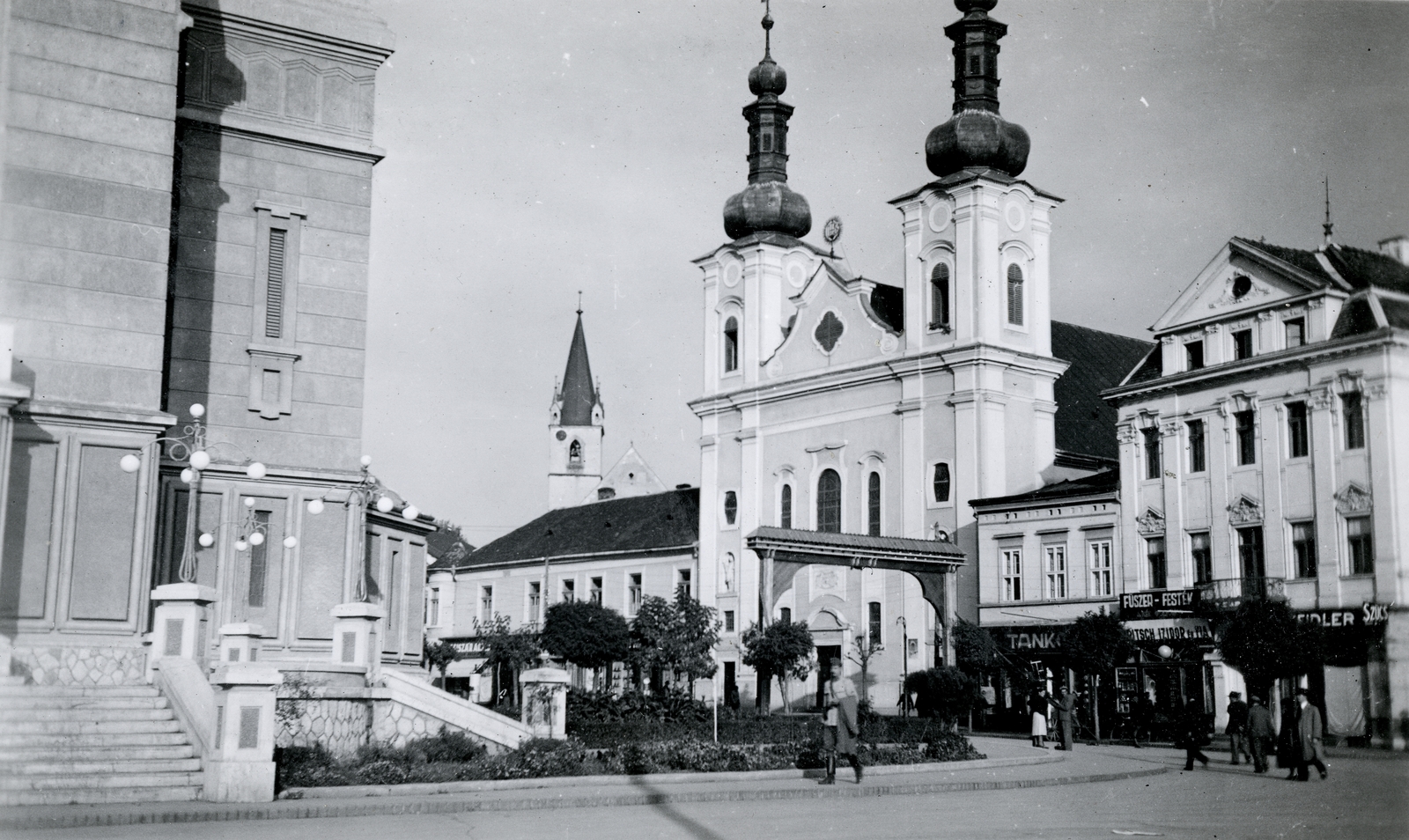 Romania,Transylvania, Târgu Mureș, Rózsák tere (Piata Trandafirilor, ekkor Széchenyi tér), balra az Ortodox Székesegyház, jobbra a Keresztelő Szent János-templom, háttérben a Vártemplom tornya látszik., 1940, Glázer Attila, Fortepan #184266