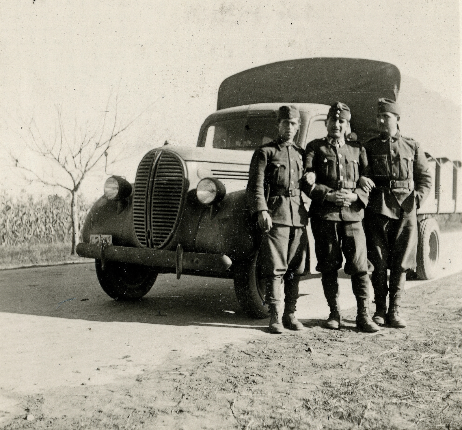 1940, Glázer Attila, Hungarian soldier, hold upper arms, three people, commercial vehicle, Fortepan #184268