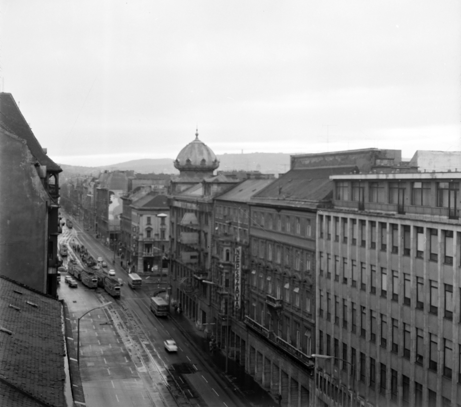 Hungary, Budapest VIII.,Budapest VII., kilátás a Rákóczi út 51. számú házból az Erzsébet (Lenin) körút felé., 1972, Fortepan/Album036, Fortepan #184286