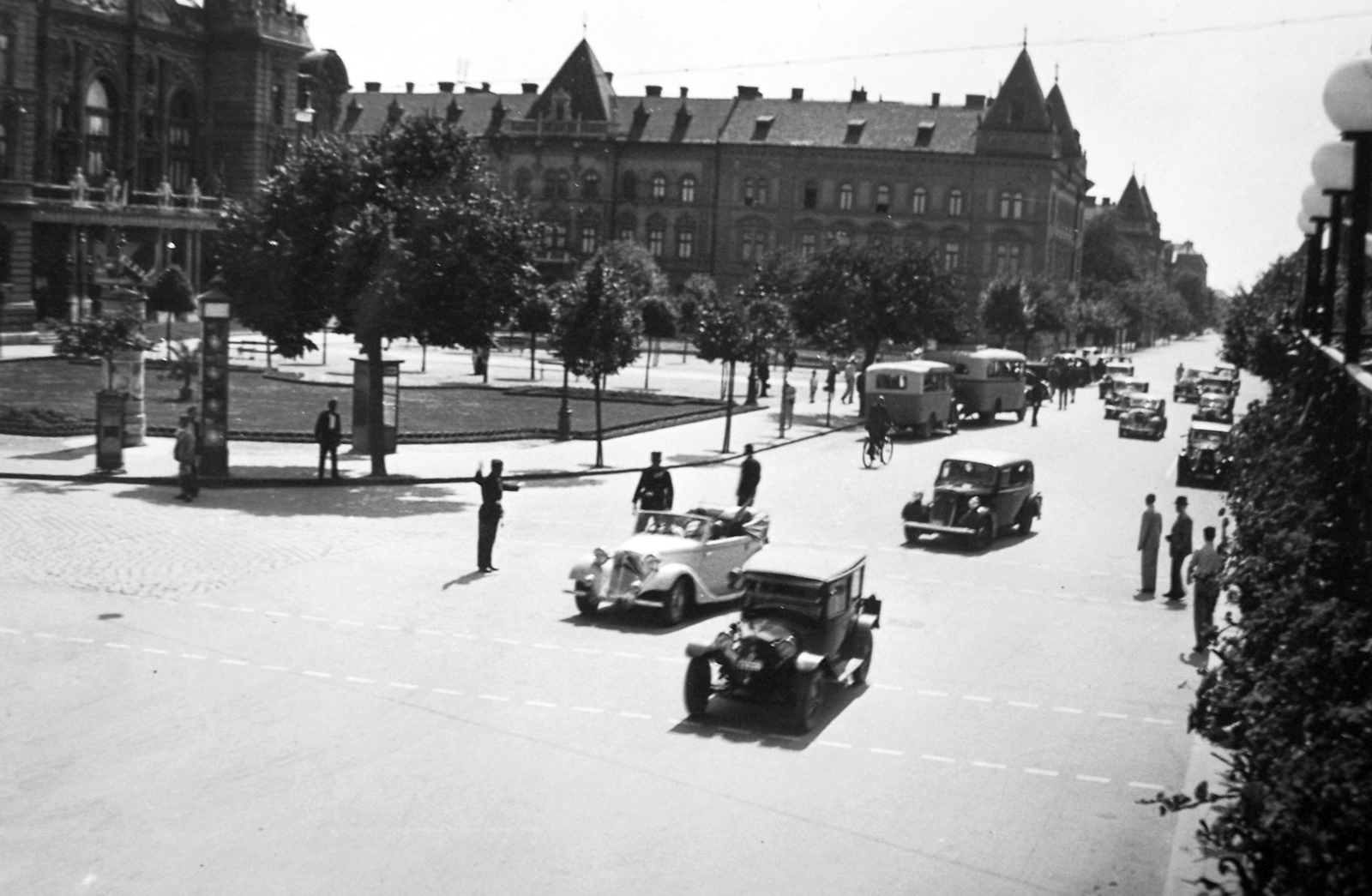 Hungary, Győr, Városház (Gróf Tisza István) tér a Szent István útnál., 1938, Győr Város Levéltára, bus, cop, automobile, crosswalk, Fortepan #18429