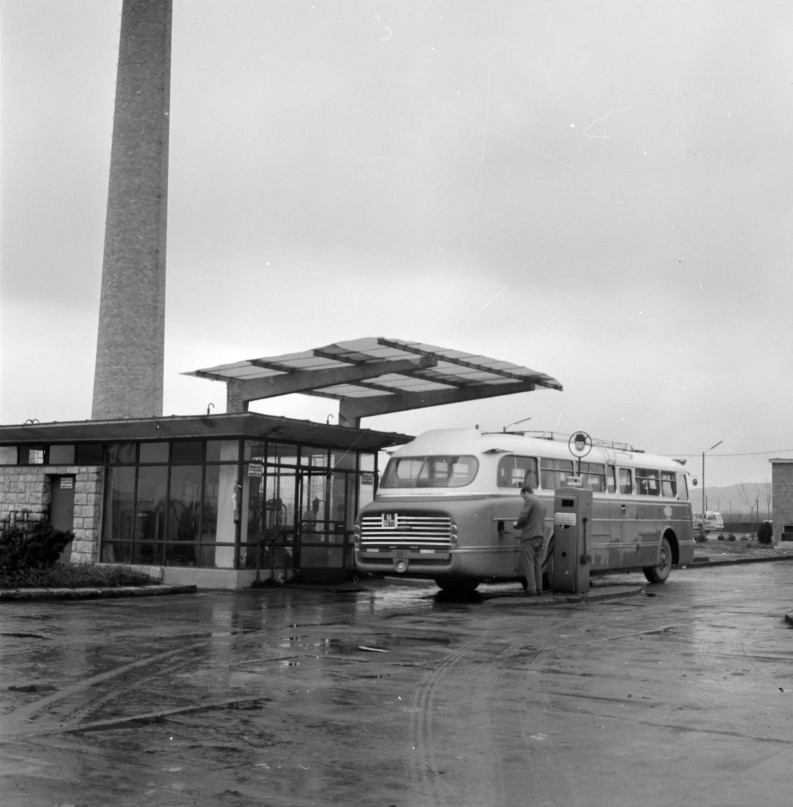 Hungary, Veszprém, Pápai út, 15-ös AKÖV (később 15-ös Volán) telephelye., 1969, Fortepan/Album036, bus, Ikarus-brand, chimney, gas station, number plate, Fortepan #184298