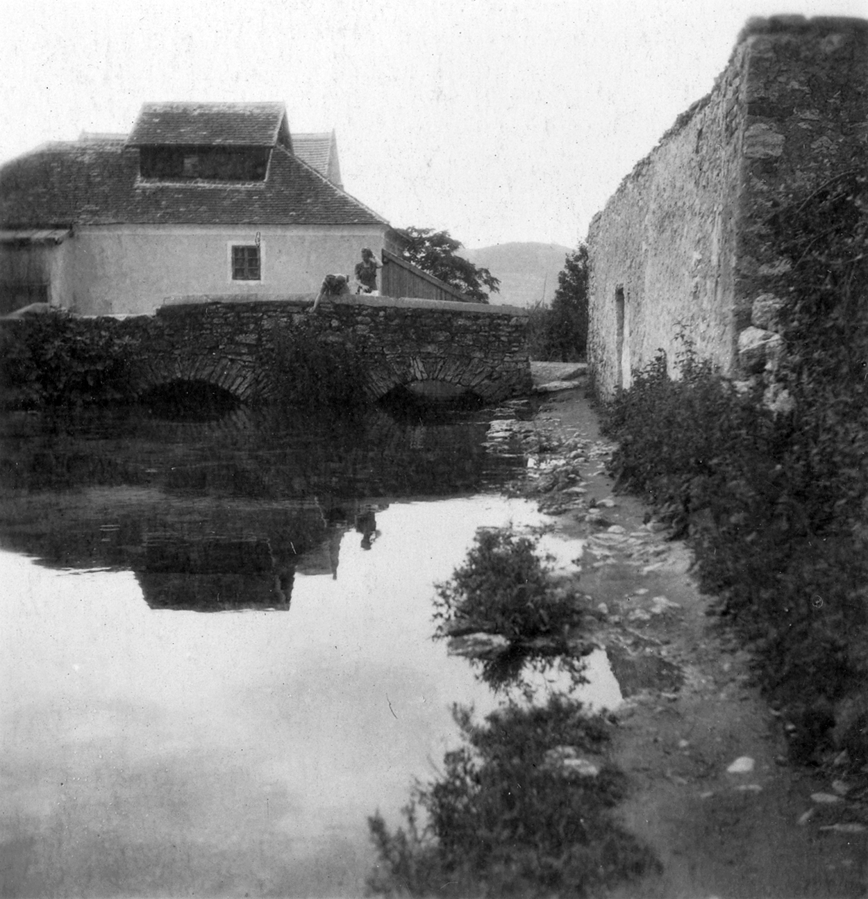 Hungary, Tapolca, Kis-tó, szemben a Malom köz kőhídja, háttérben a Szent György-hegy., 1930, Nagy Zita, village, bridge, women, water surface, stream, Fortepan #18431