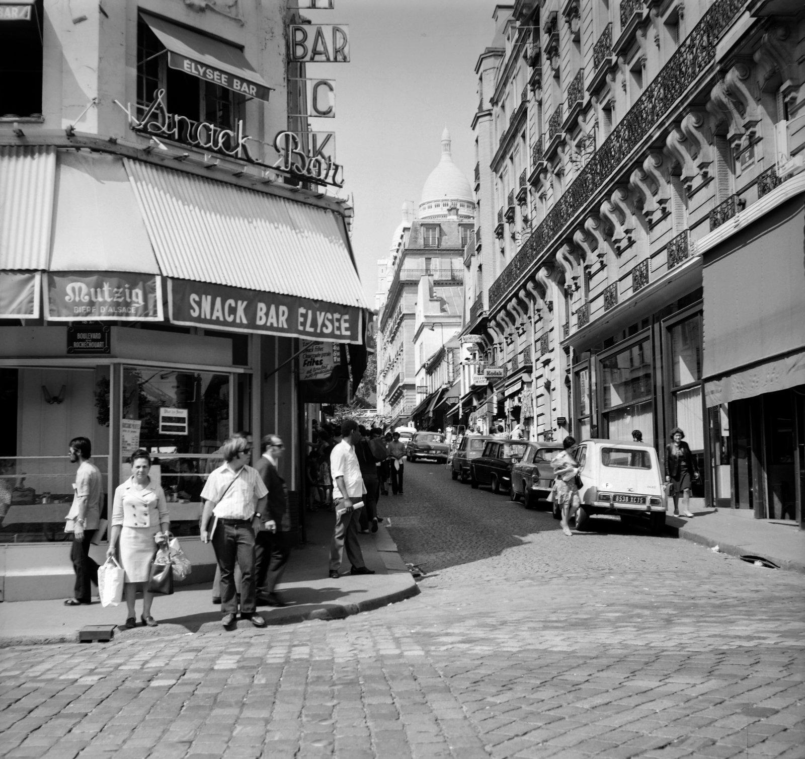 France, Paris, a Boulevard Marguerite-de-Rochechouart a Rue de Steinkerque felé nézve, háttérben a Sacré Coeur-bazilika kupolája., 1967, Fortepan/Album036, Fortepan #184343