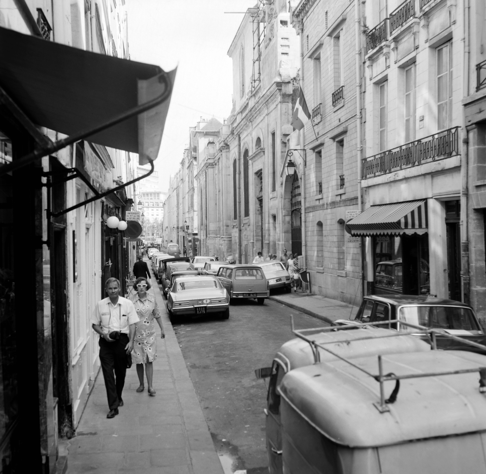France, Paris, Szent Lajos-sziget, a Rue Saint-Louis en l'Île a Quai d'Anjou felé nézve., 1967, Fortepan/Album036, Fortepan #184345