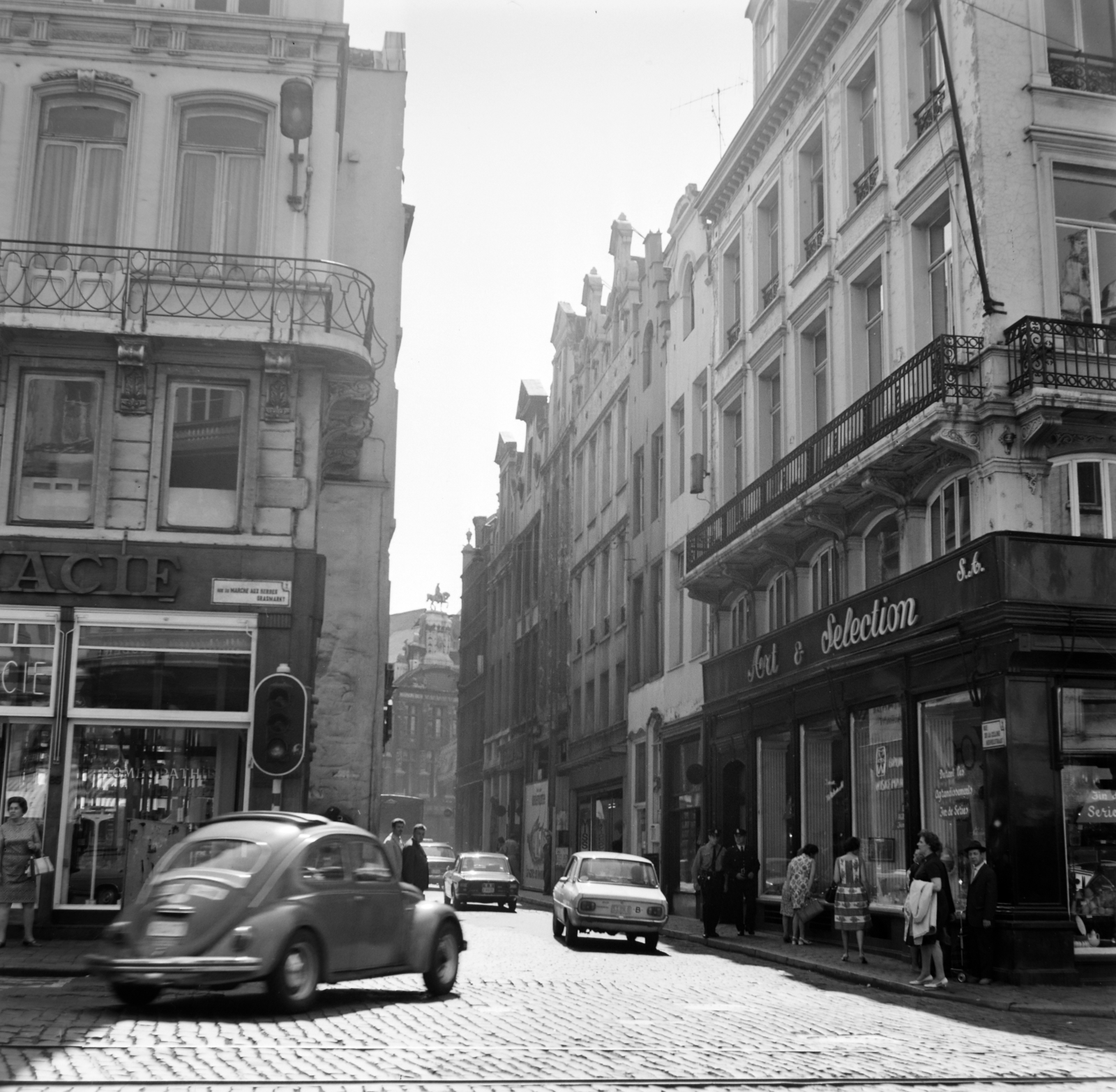 Belgium, Bruxelles, Rue du Marché aux Herbes (Grasmarkt), szemben a Rue de la Colline-n keresztül a Grand-Place felé lehet látni., 1967, Fortepan/Album036, Fortepan #184367