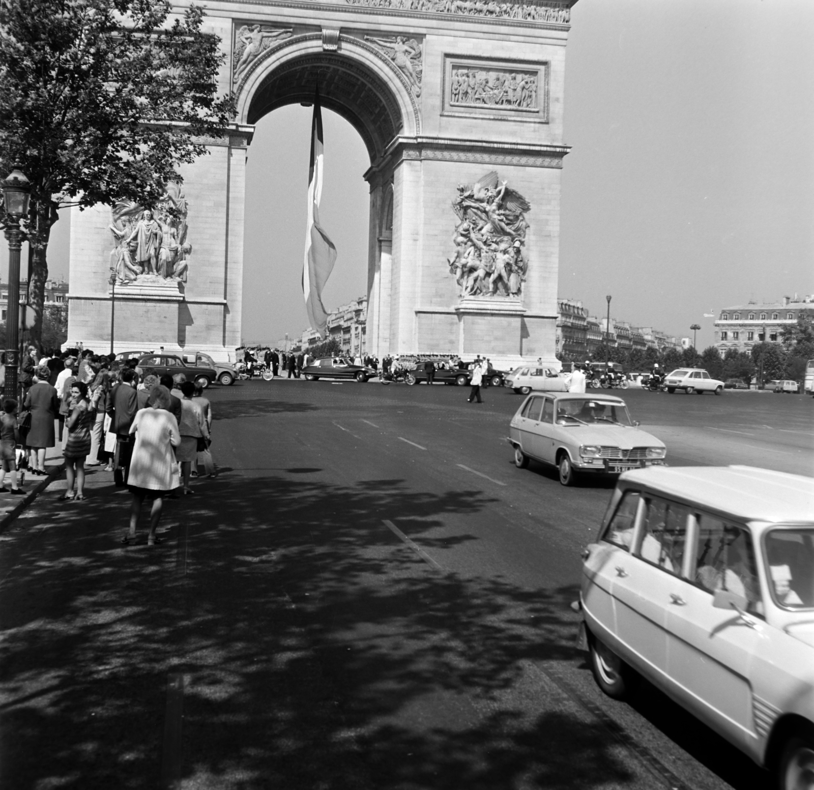 France, Paris, Champs-Élysées, szemben a Place Charles de Gaulle (Place de l'Étoile), Diadalív., 1974, Fortepan/Album036, triumphal arch, Fortepan #184381