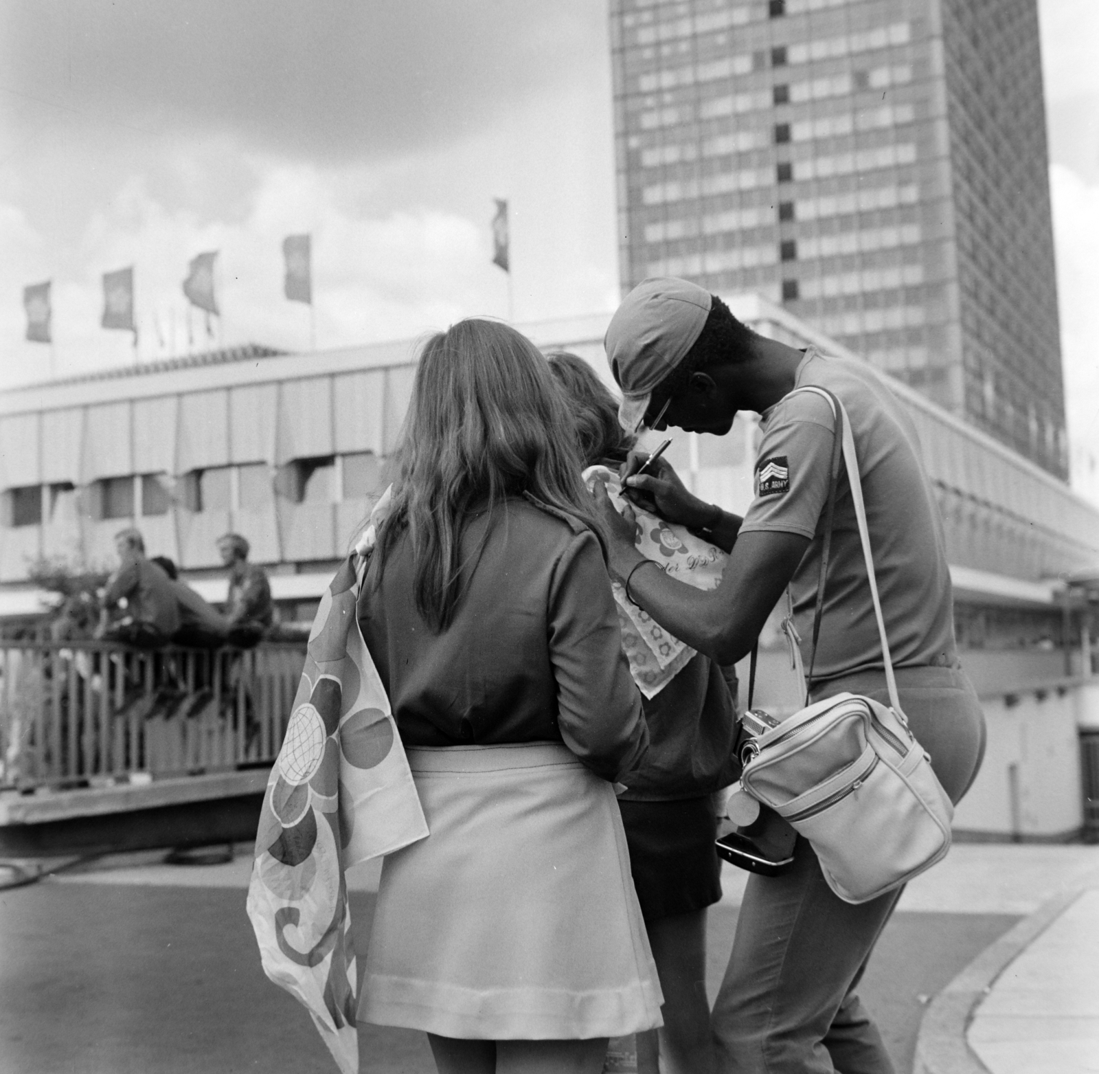 Germany, Berlin, Kelet-Berlin, Alexanderplatz, háttérben jobbra a Hotel Stadt Berlin. A felvétel a X. VIT (Világifjúsági Találkozó) idején készült., 1973, Fortepan/Album036, GDR, East-Berlin, Fortepan #184397