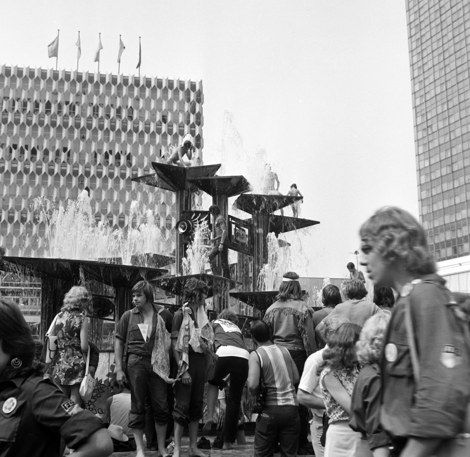 Németország, Berlin, Kelet-Berlin, Alexanderplatz. Középen a Népek Barátsága szökőkút (Brunnen der Völkerfreundschaft), balra a Centrum Áruház, jobbra a Hotel Stadt Berlin. A felvétel a X. VIT (Világifjúsági Találkozó) idején készült., 1973, Fortepan/Album036, NDK, Kelet-Berlin, Fortepan #184401