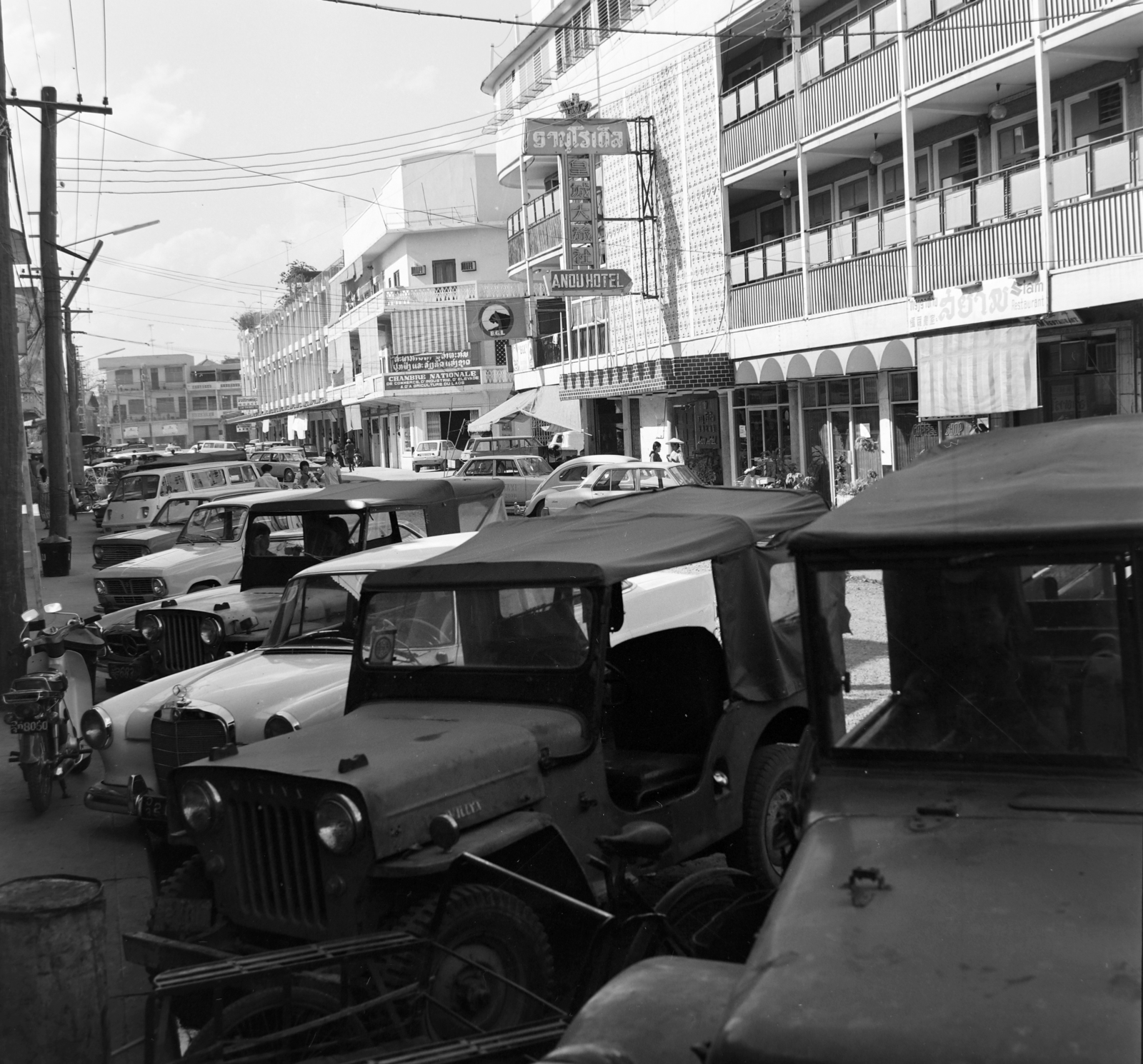 Laosz, Vientiane, Rue Hengboun, Anou Hotel., 1977, Fortepan/Album036, terepjáró, Willys Jeep, Willys-márka, Fortepan #184442