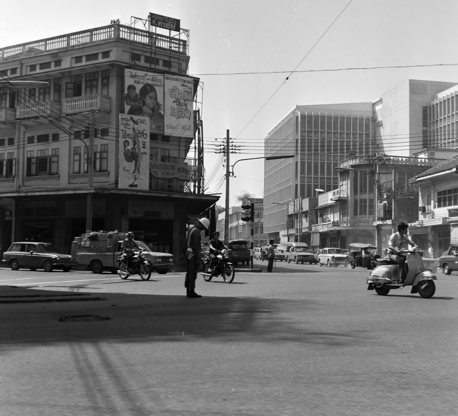 Thaiföld, Bangkok, balra a Maitri Chit út a Luan út felől, szemben a Phlap Phla Chai út., 1976, Fortepan/Album036, Fortepan #184452