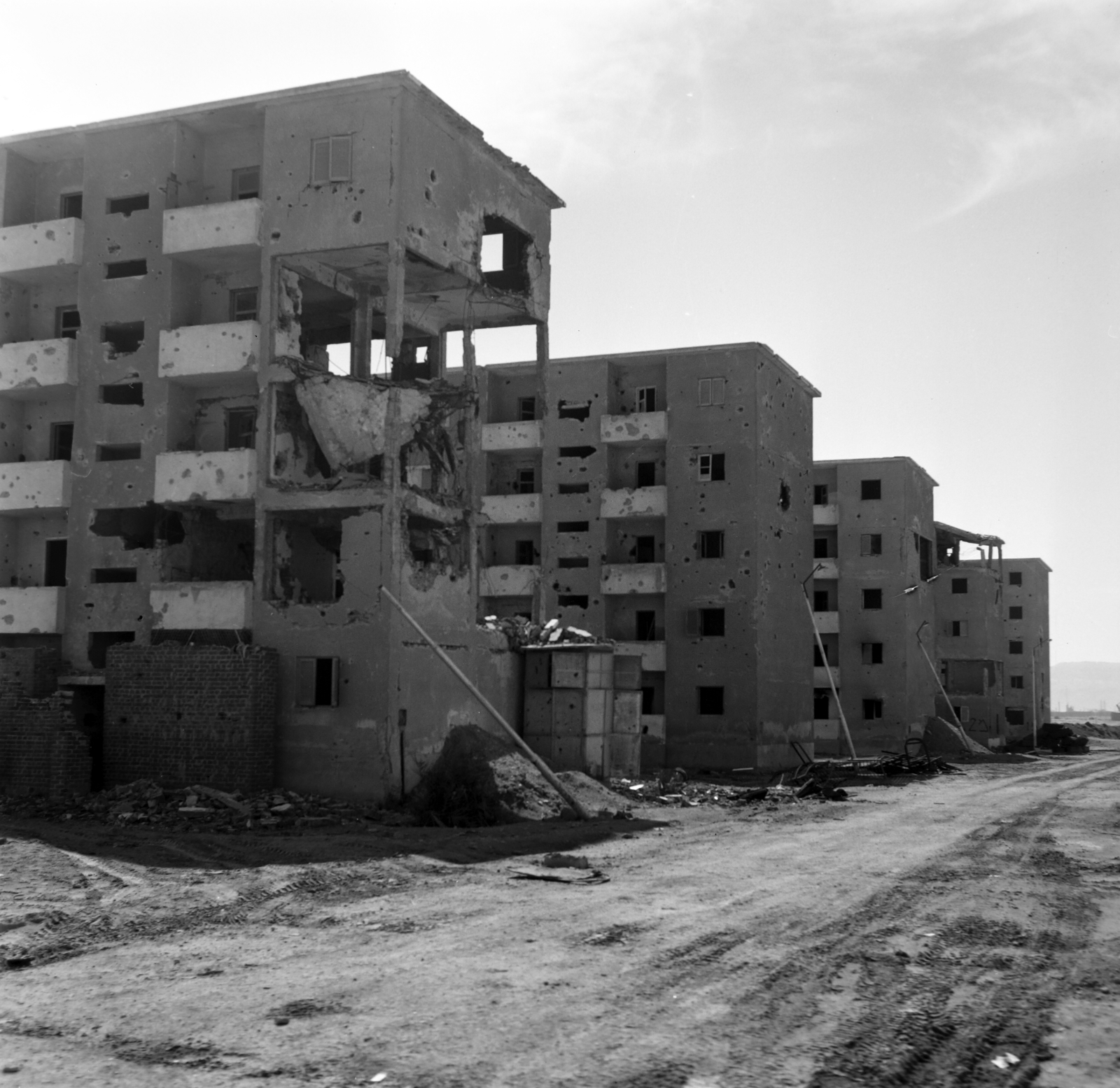 Egypt, El Muthallath telep a Július 23-a út mellett. Az 1973-as Yom Kippur háborúban megrongálódott épületek., 1974, Fortepan/Album036, damaged building, Fortepan #184464
